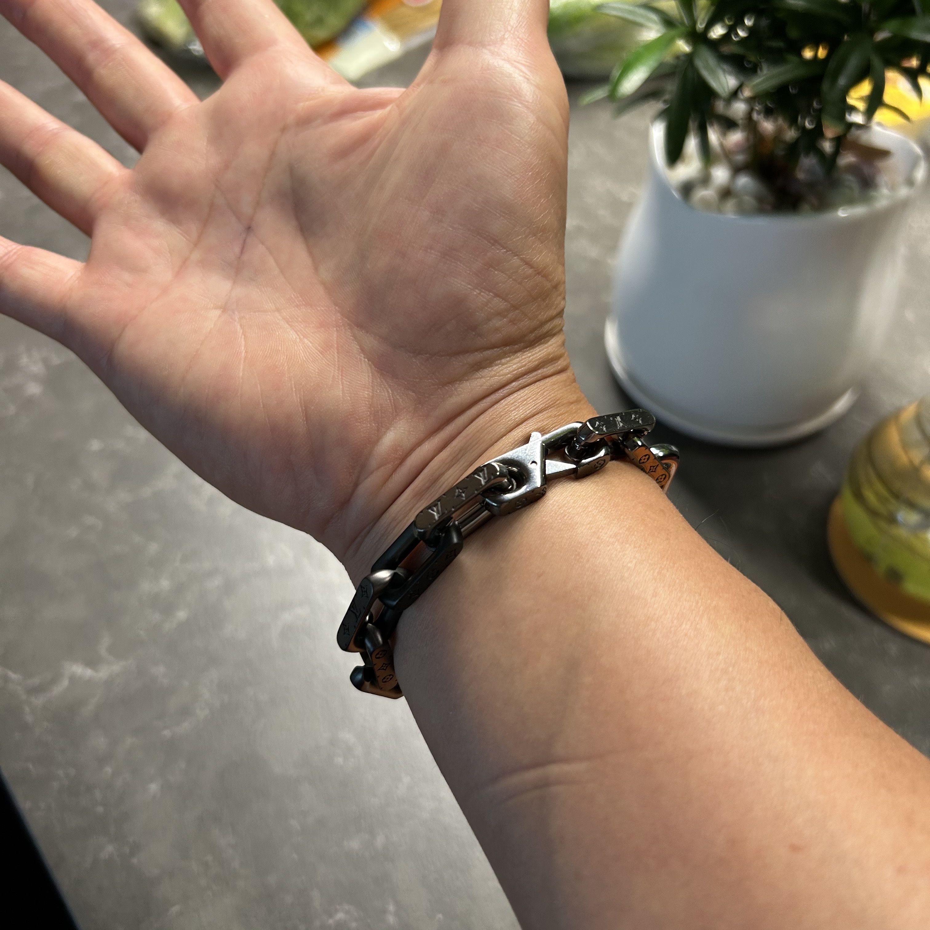 Louis Vuitton Monogram Chain Bracelet Silver Black Pink Gold 착용 스타일 - 2