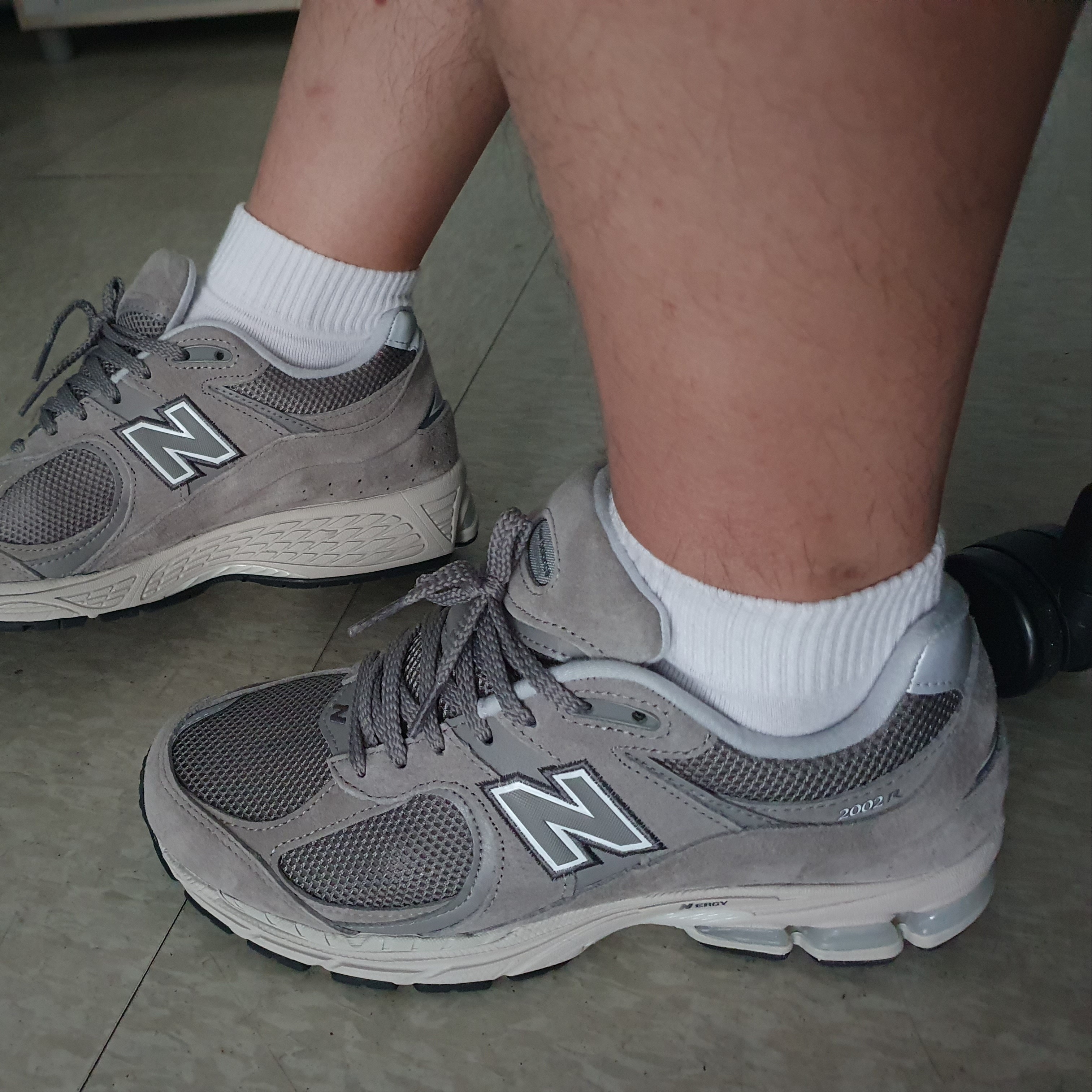 New Balance 2002R Grey 착용 스타일 - 1