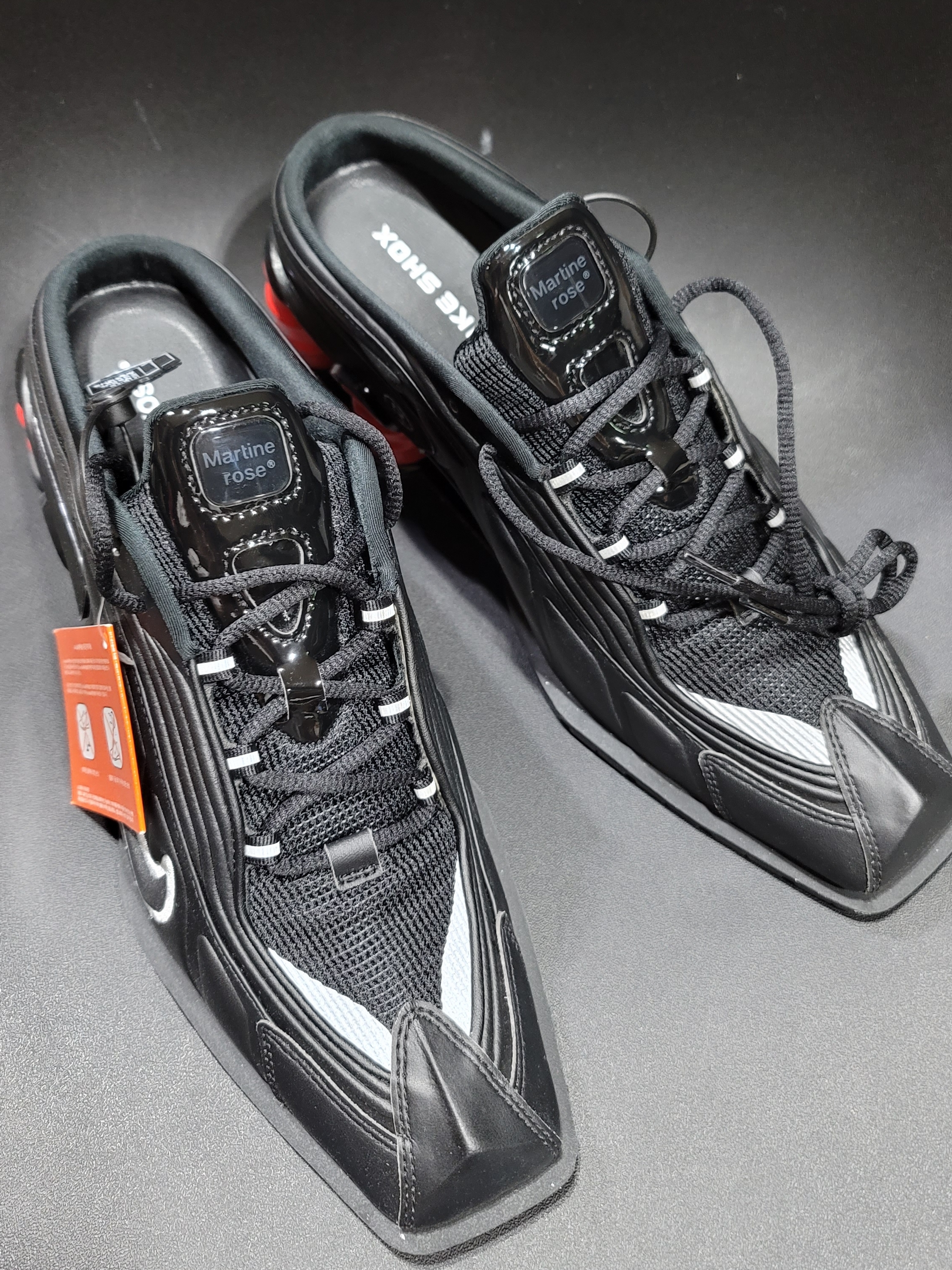 Nike x Martine Rose Shox MR4 Black 착용 스타일 - 1