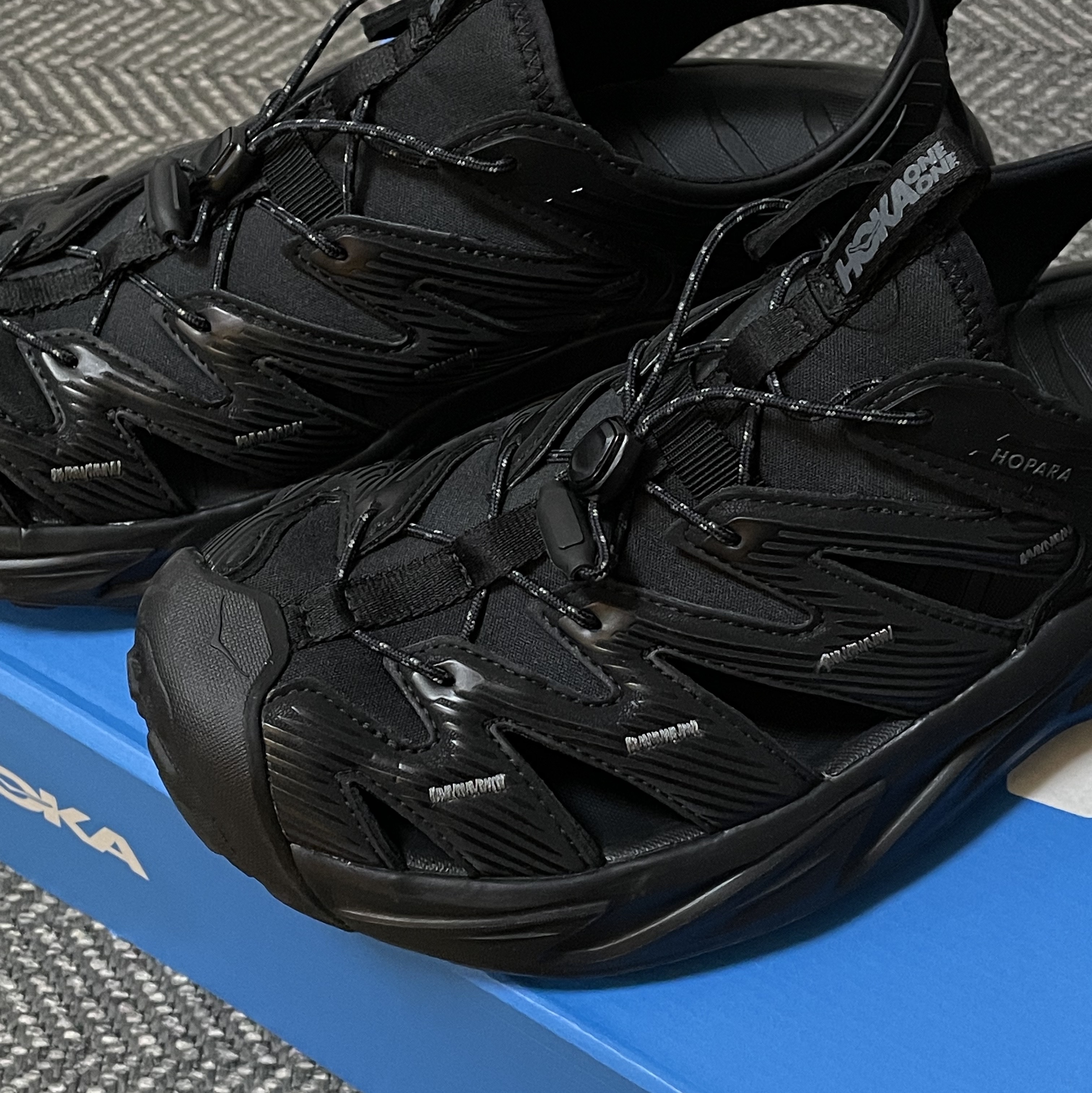 Hoka Hopara Black, Casio G-Shock x Thisisneverthat DW-5600TINT23-7DF Skeleton 착용 스타일 - 1