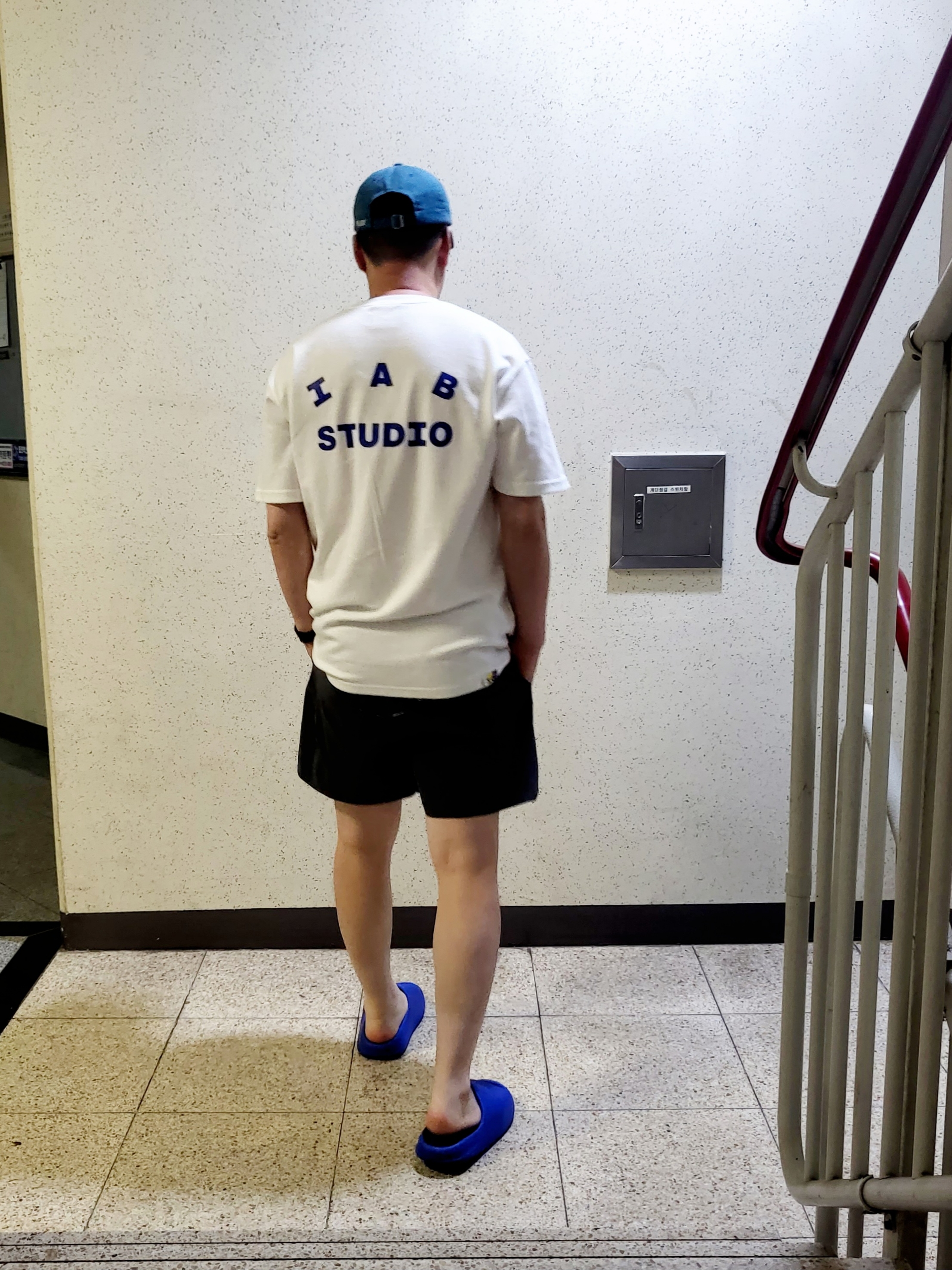 IAB Studio 10th Anniversary T-Shirts Pack White & Black (2 Pack), IAB Studio 10th Anniversary T-Shirt White 착용 스타일
