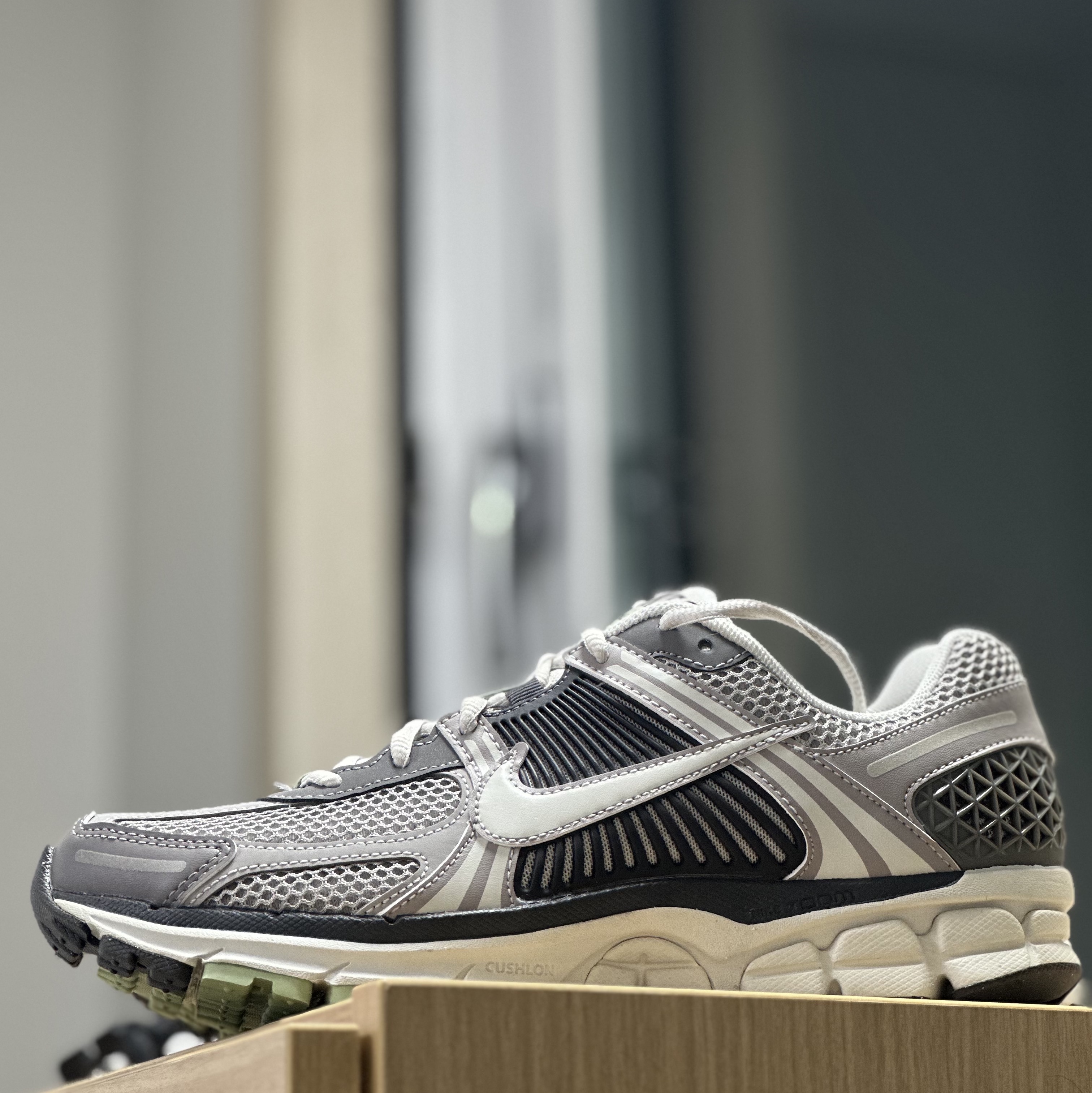 (W) Nike Zoom Vomero 5 Cobblestone and Flat Pewter 착용 스타일