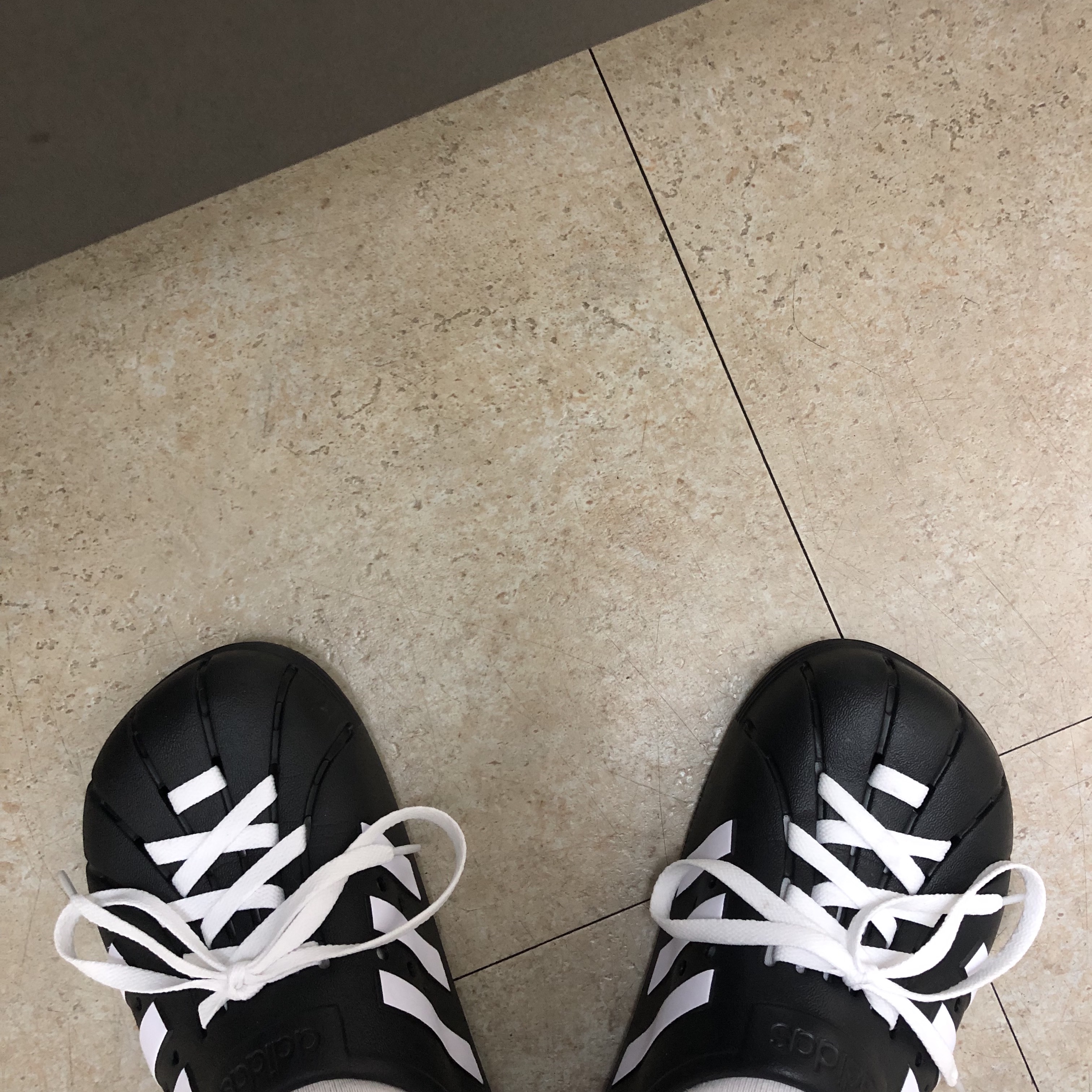 Adidas Adilette Clog Black White 착용 스타일