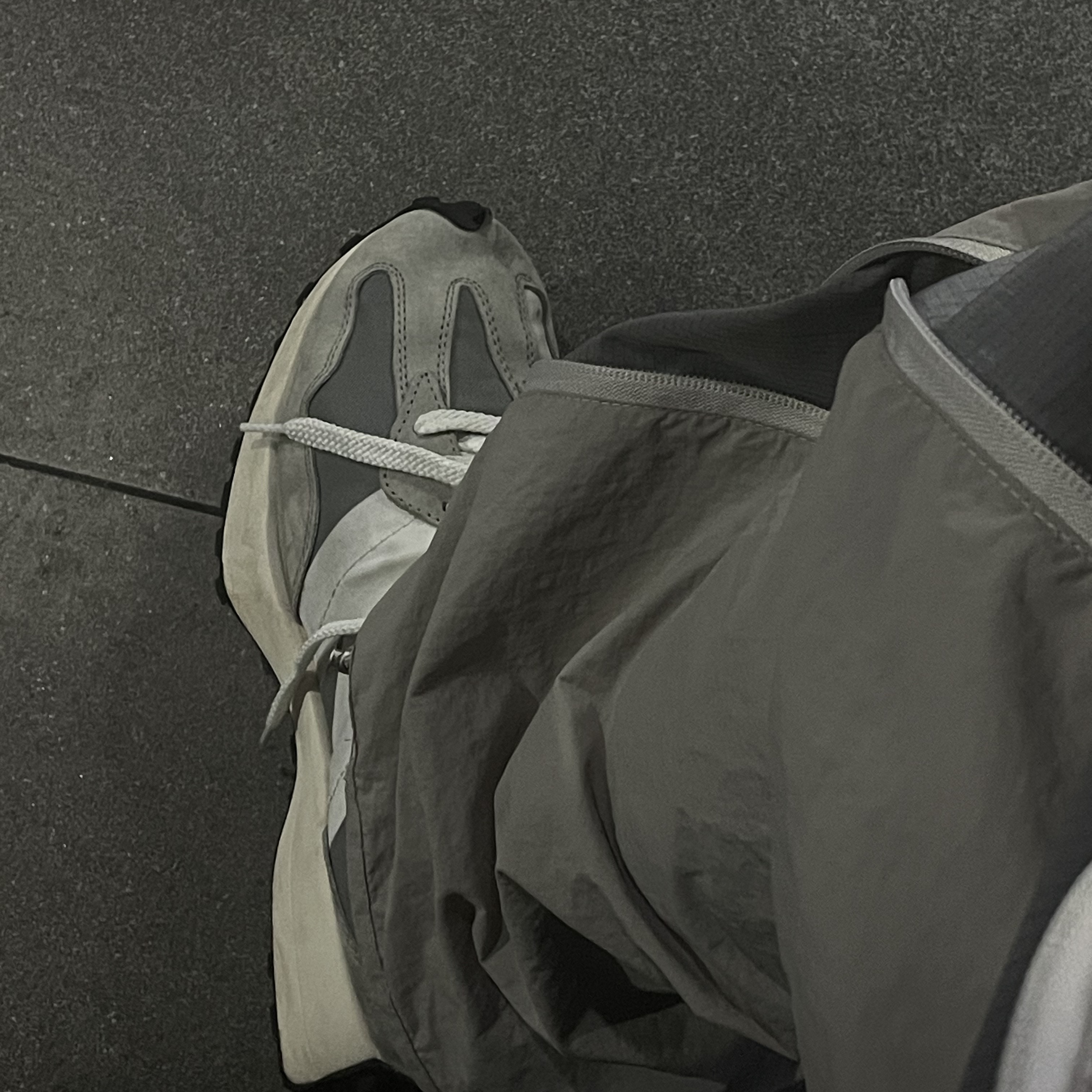New Balance 327 Grey 착용 스타일