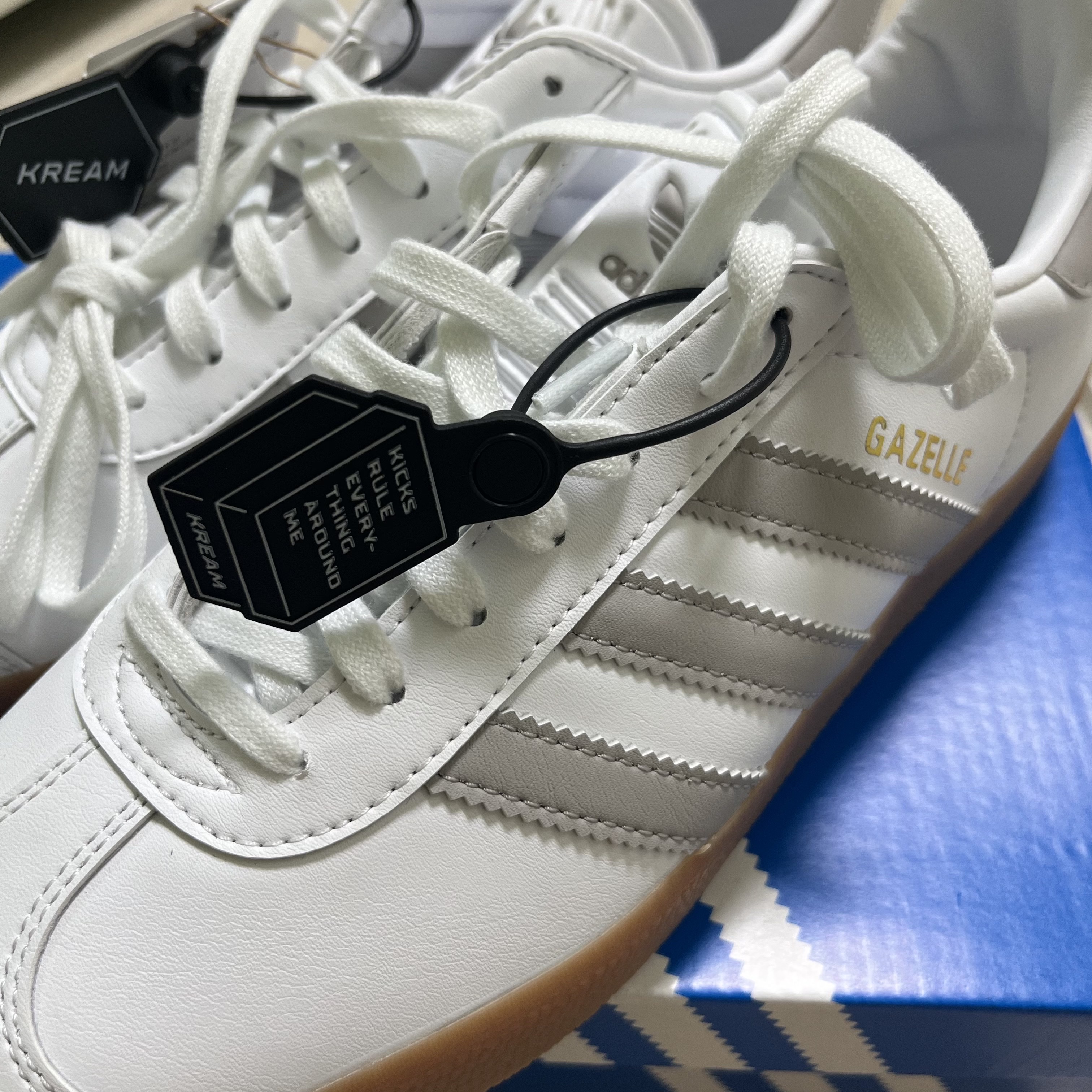 Adidas Gazelle White Grey 착용 스타일