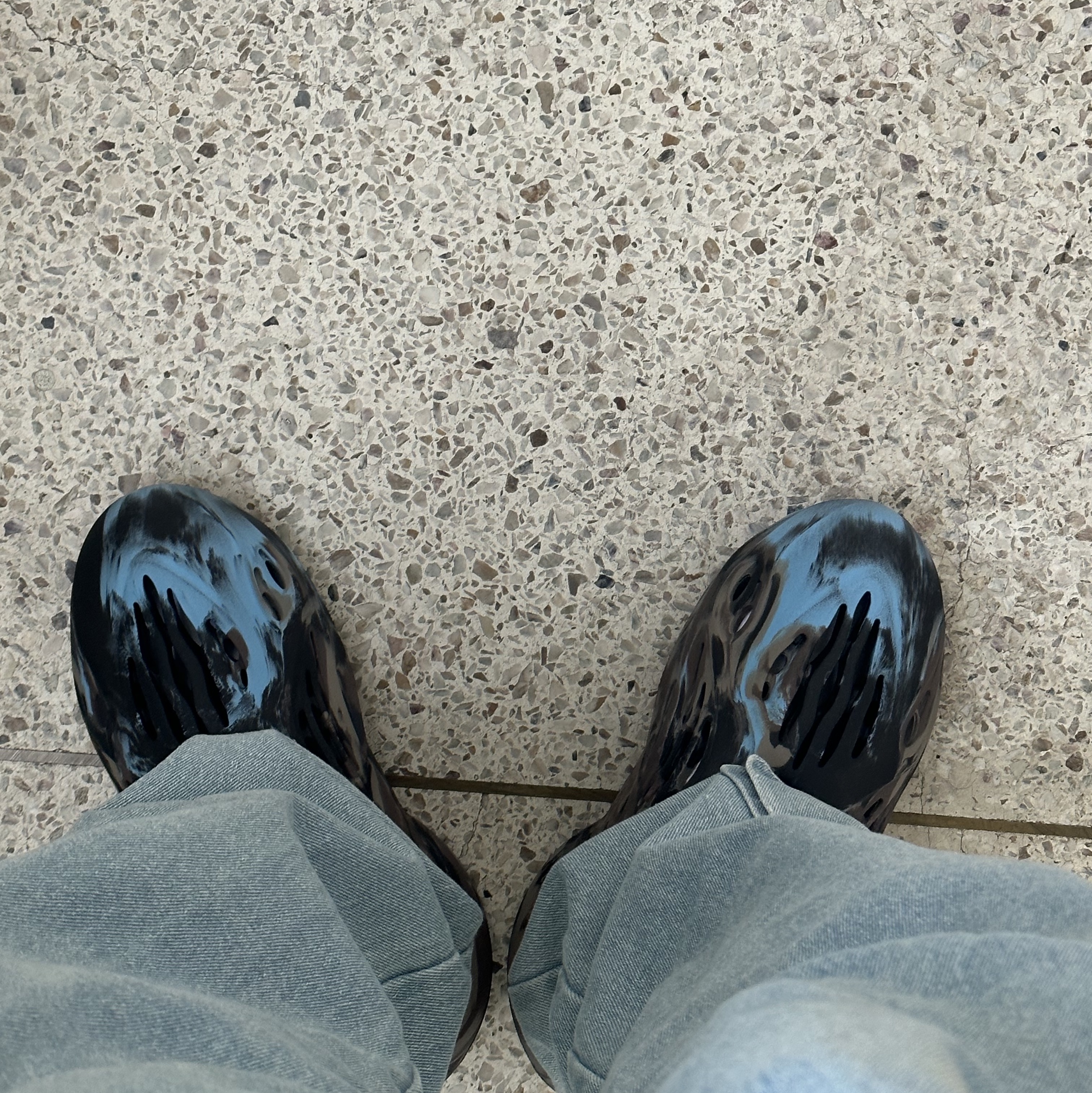 Adidas Yeezy Foam RNNR MX Cinder 착용 스타일