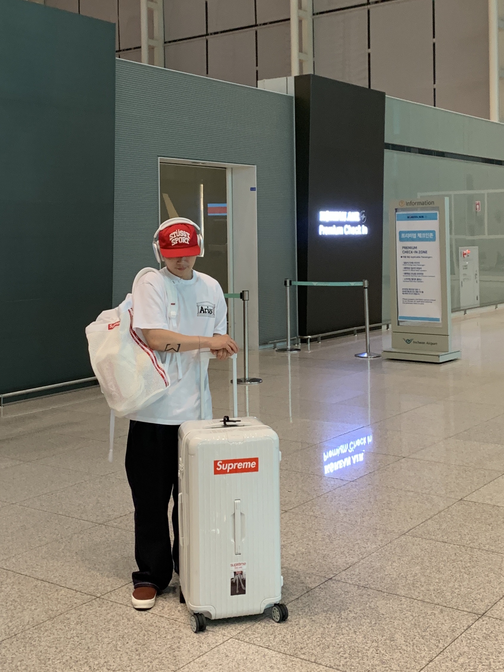 Supreme Mesh Backpack White - 23SS, Rimowa Essential Trunk Plus Polycarbonate White Gloss 착용 스타일 - 3