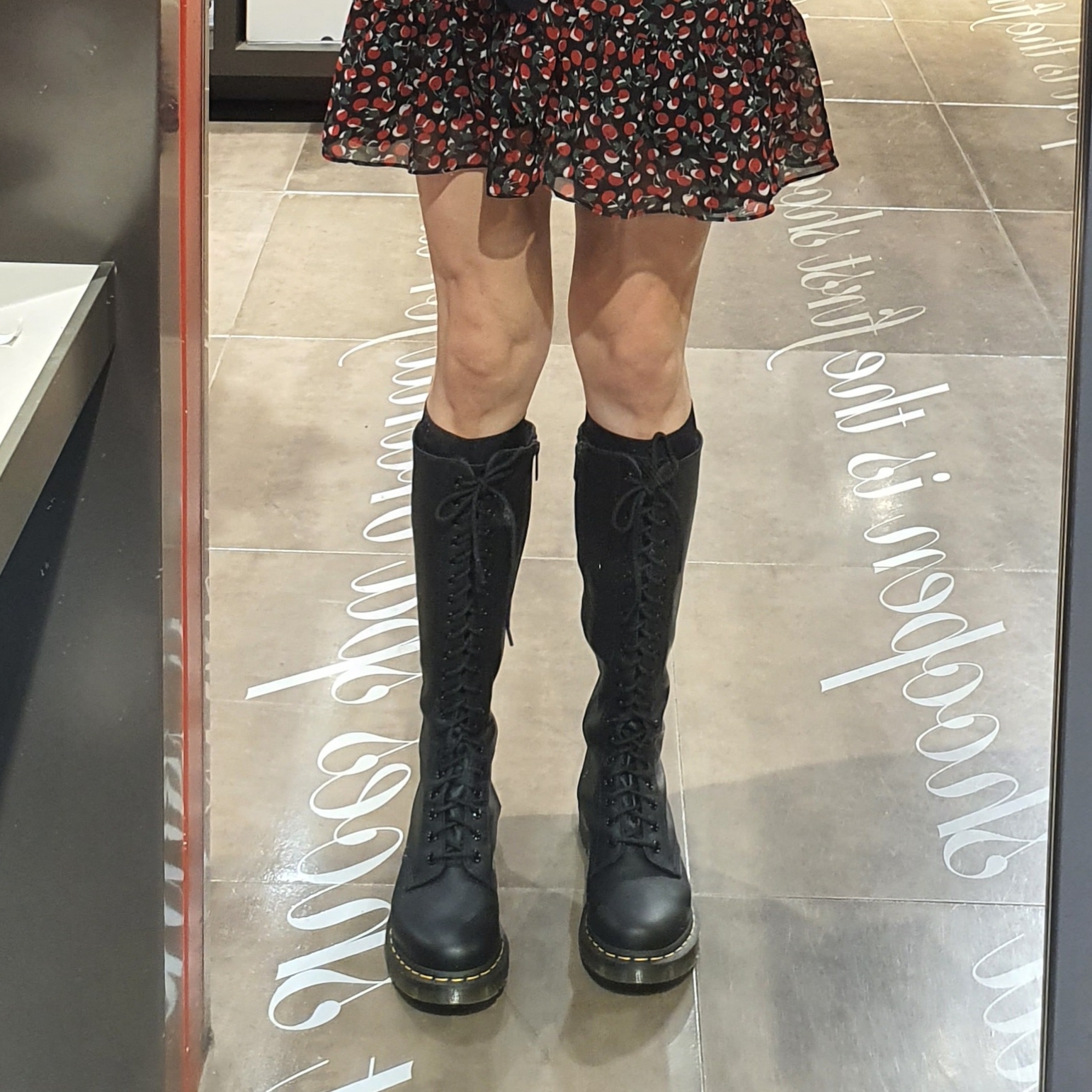 (W) Dr. Martens 1B60 Boots Black 착용 스타일 - 1
