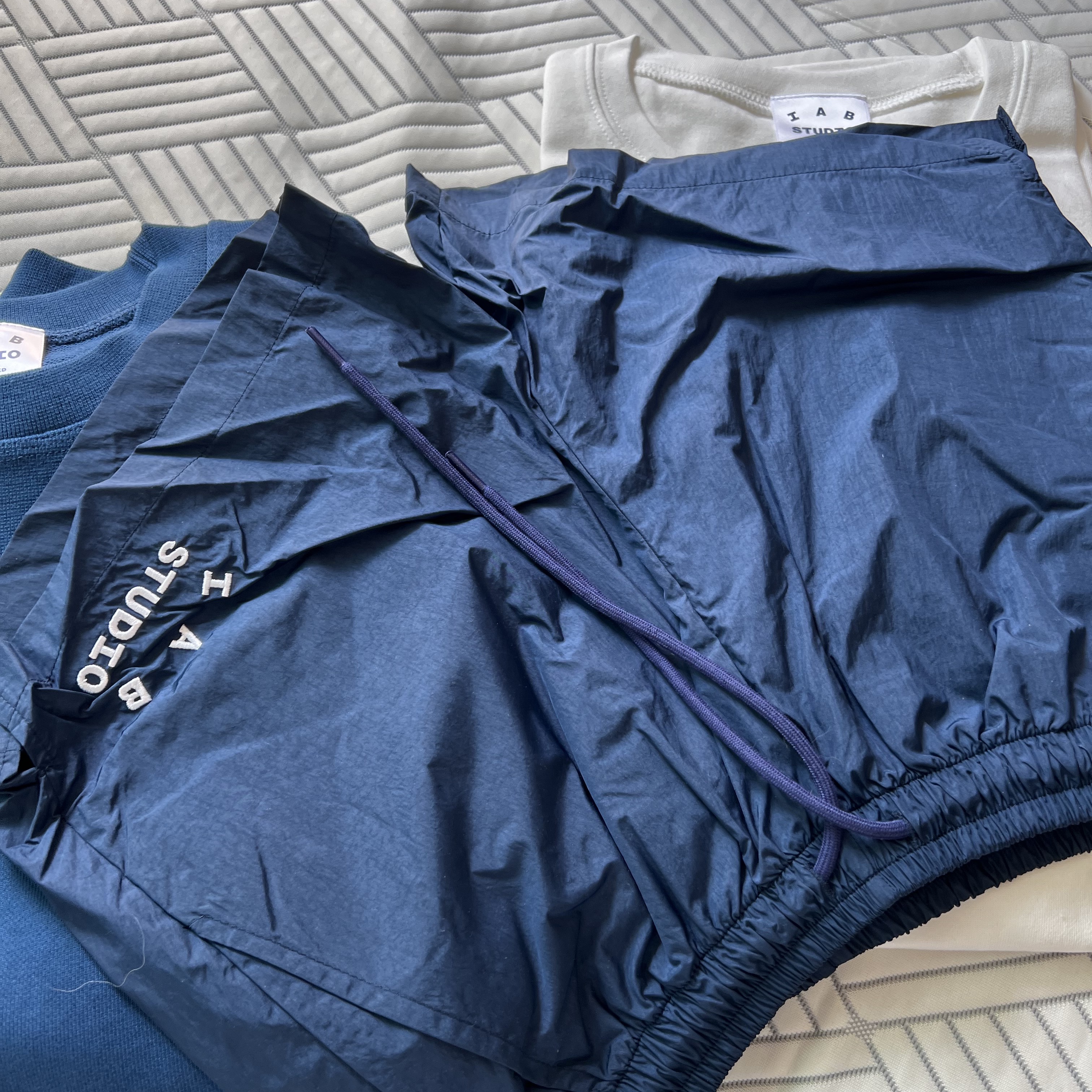 IAB Studio Woven Shorts Navy - The Hyundai Seoul Exclusive 착용 스타일 - 2