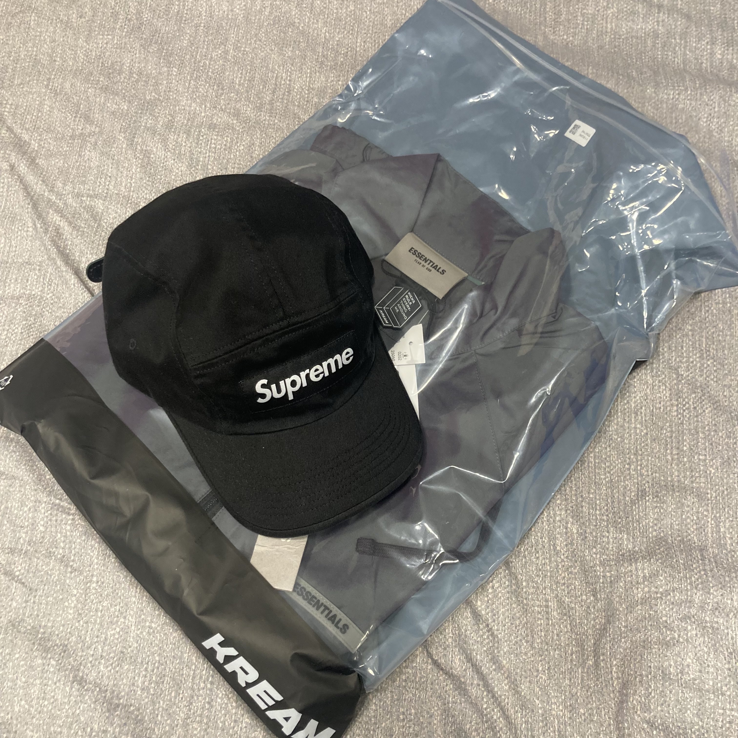 Essentials Track Jacket Iridescent - 20SS, Supreme Washed Chino Twill Camp Cap Black 착용 스타일 - 2