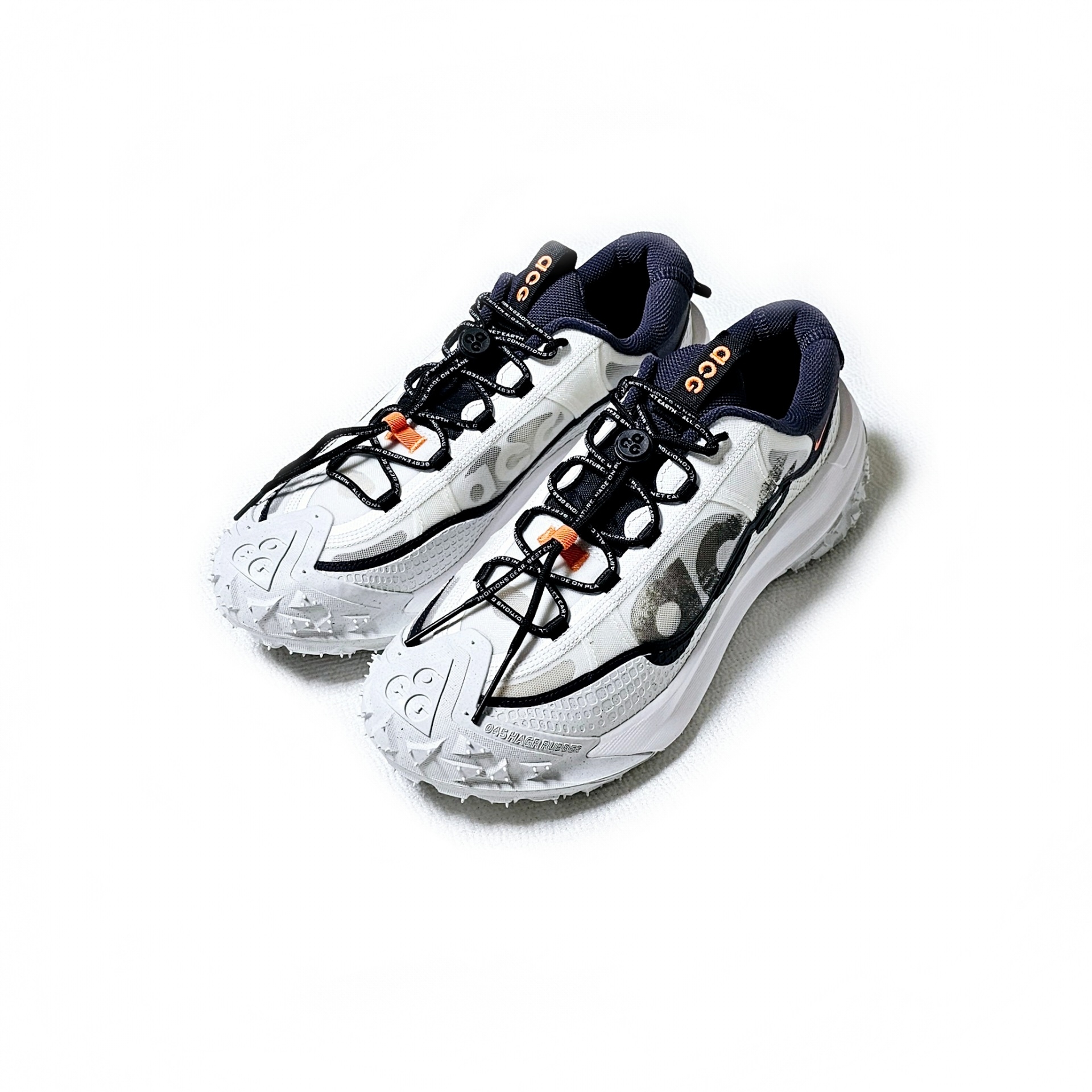 Nike ACG Mountain Fly 2 Low Summit White and Bright Mandarin 착용 스타일 - 3
