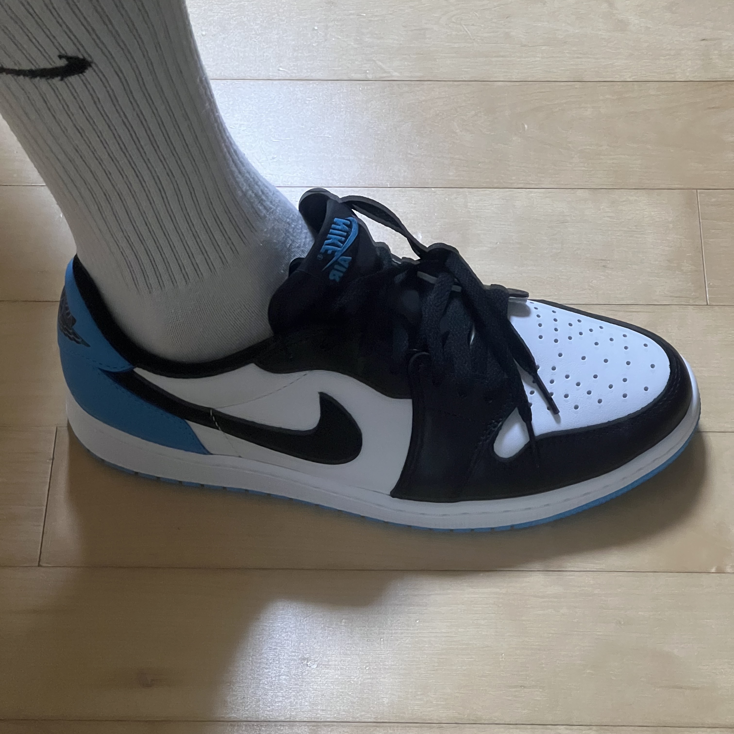 Jordan 1 Retro Low OG Black and Dark Powder Blue 착용 스타일 - 1