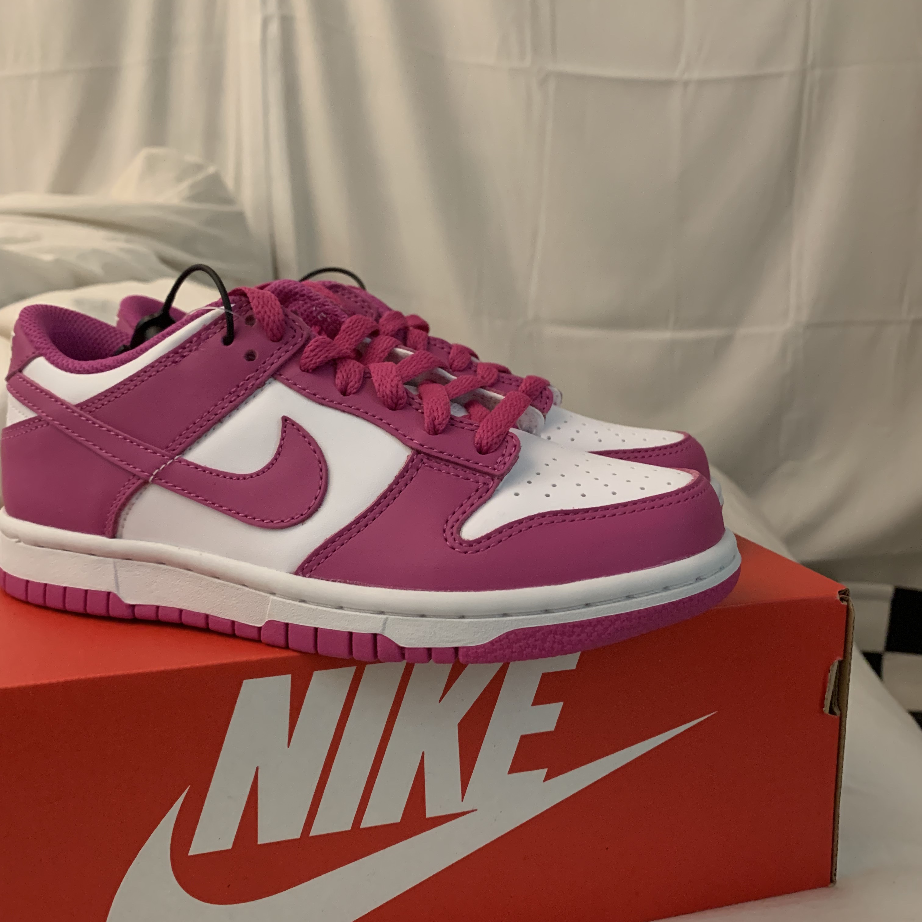 (GS) Nike Dunk Low White Active Fuchsia 착용 스타일