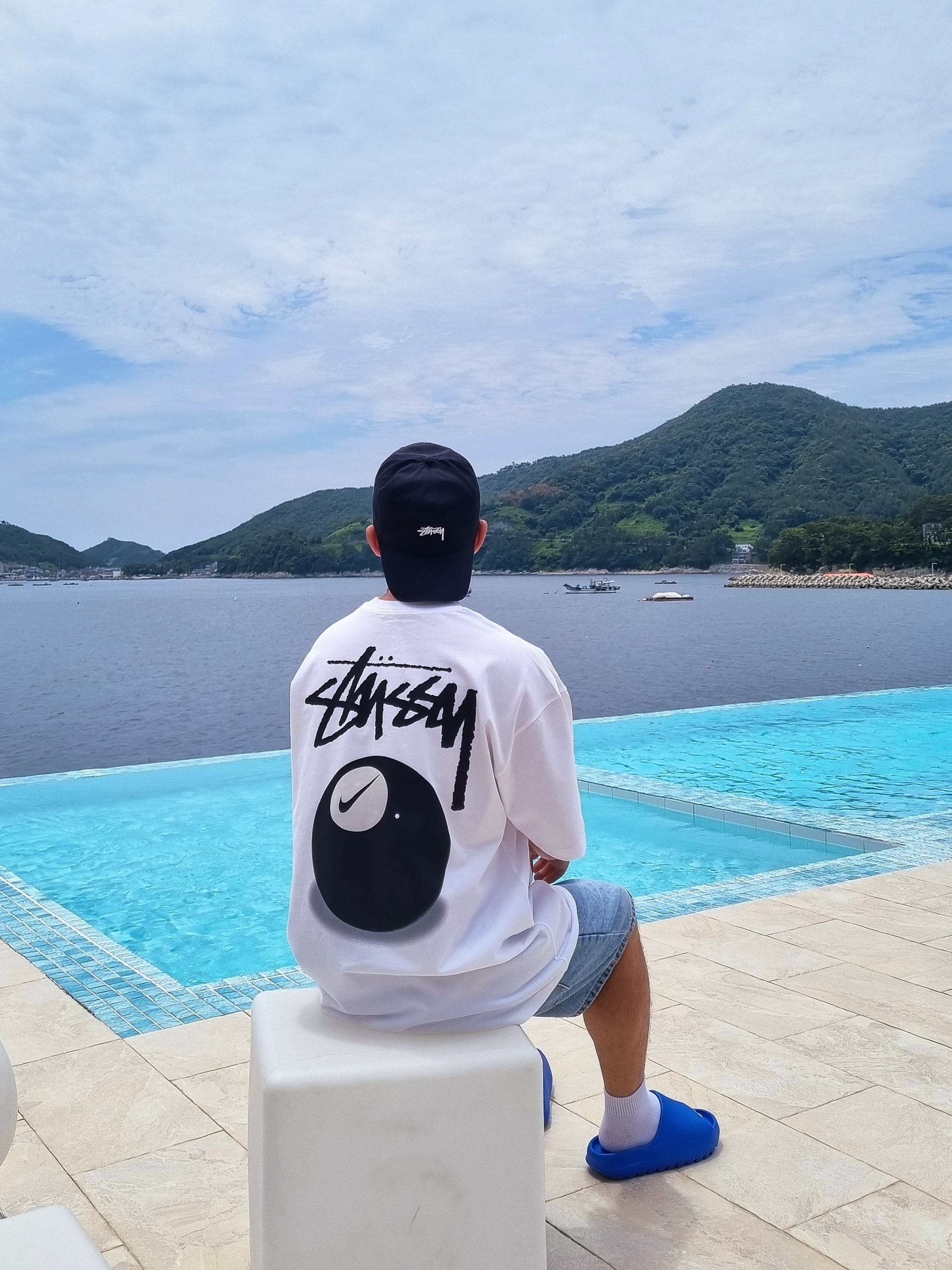 Nike x Stussy NRG FL SS 8 Ball T-Shirt White (DO9323-100), Adidas Yeezy Slide Azure 착용 스타일