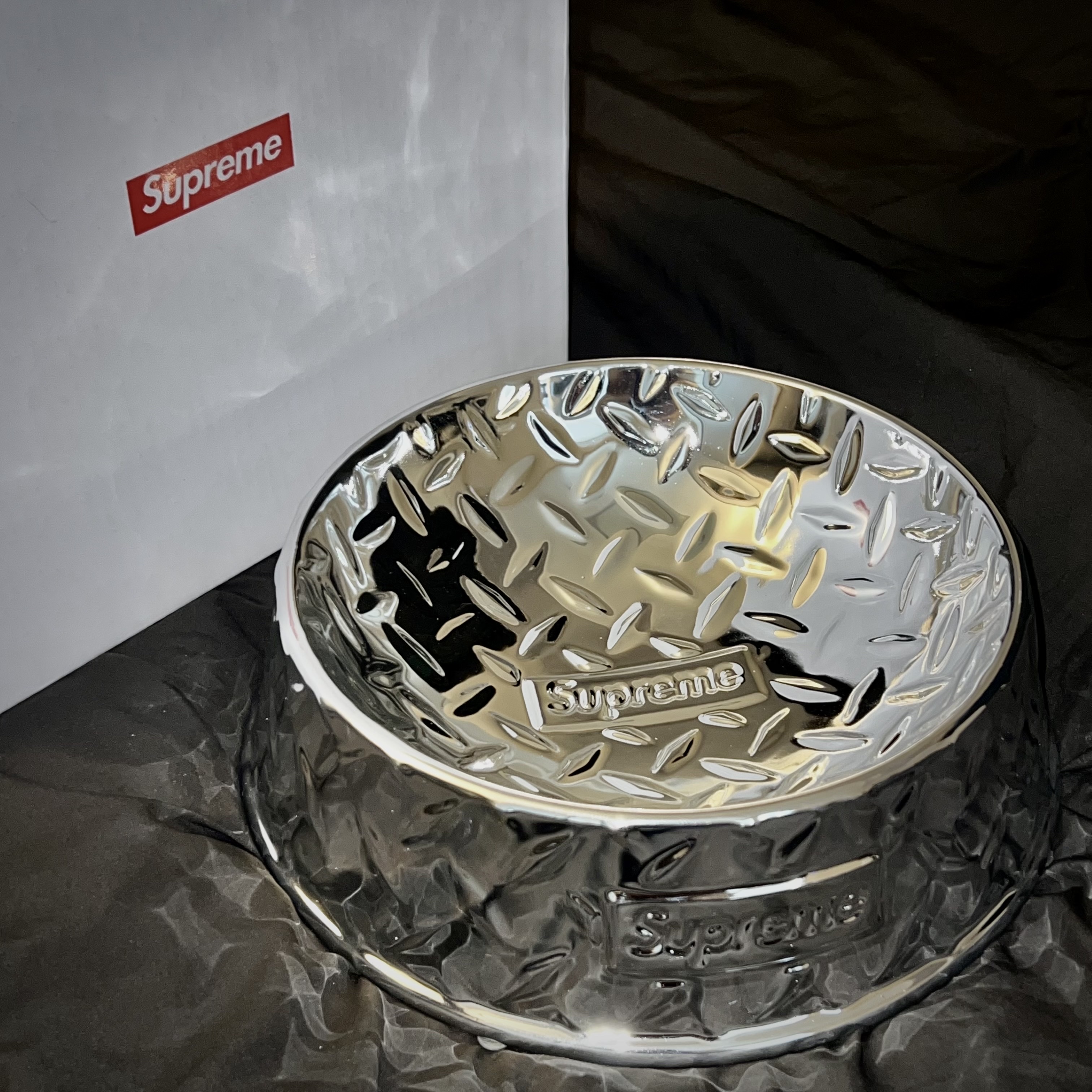 Supreme Diamond Plate Dog Bowl Silver - 23SS 착용 스타일