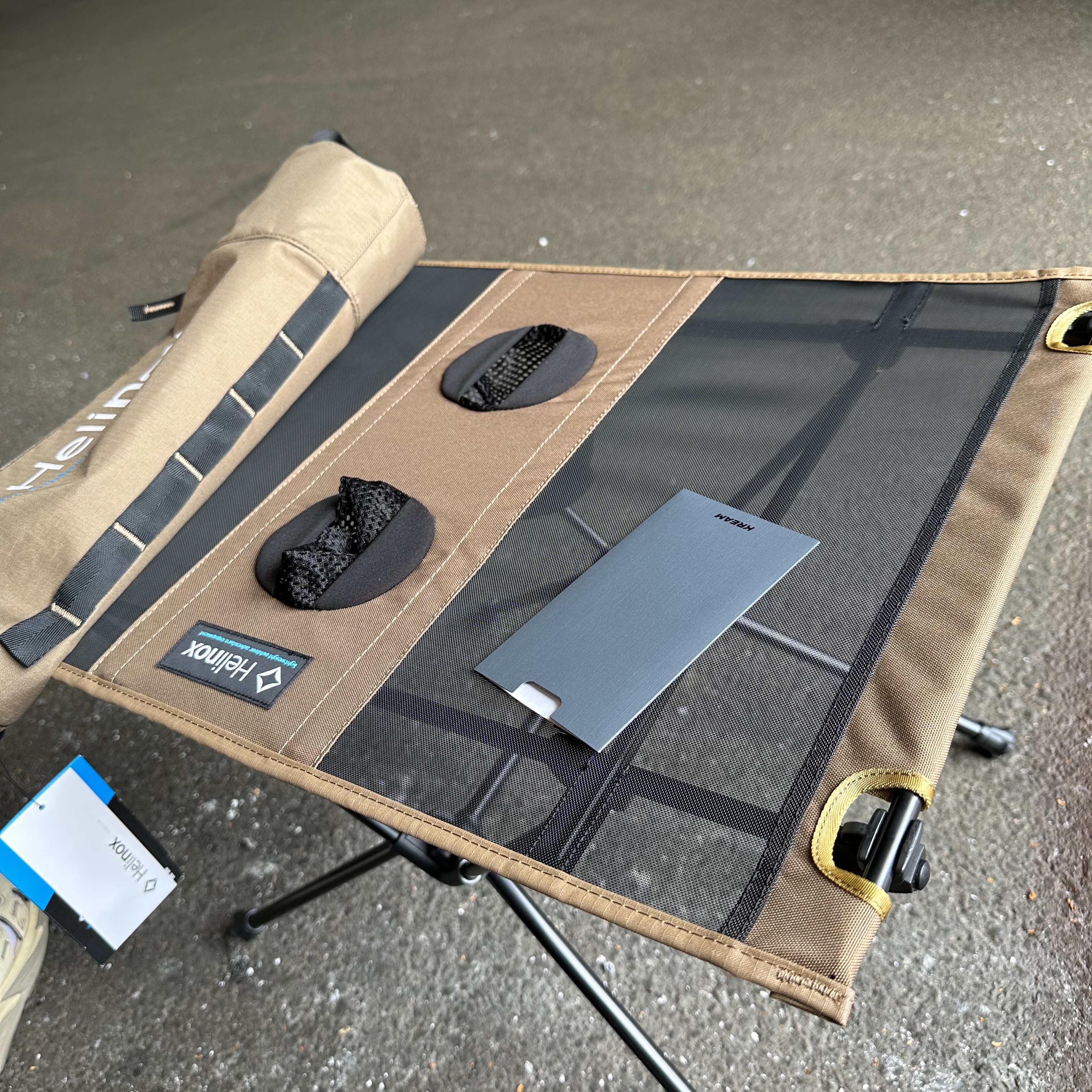 Helinox Table One Coyote Tan 착용 스타일