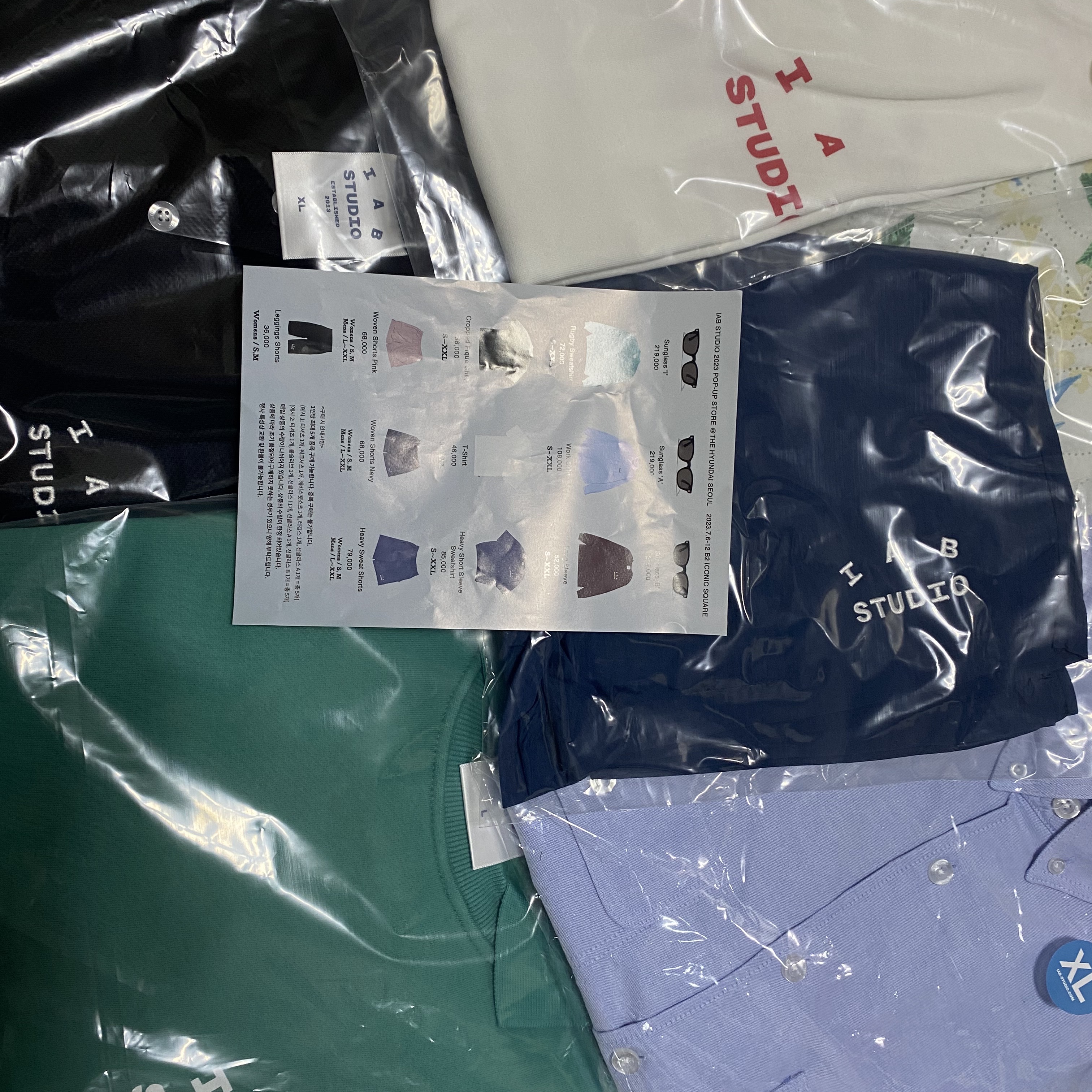 IAB Studio T-Shirt White - The Hyundai Seoul Exclusive, IAB Studio Woven Shorts Navy - The Hyundai Seoul Exclusive 착용 스타일 - 1