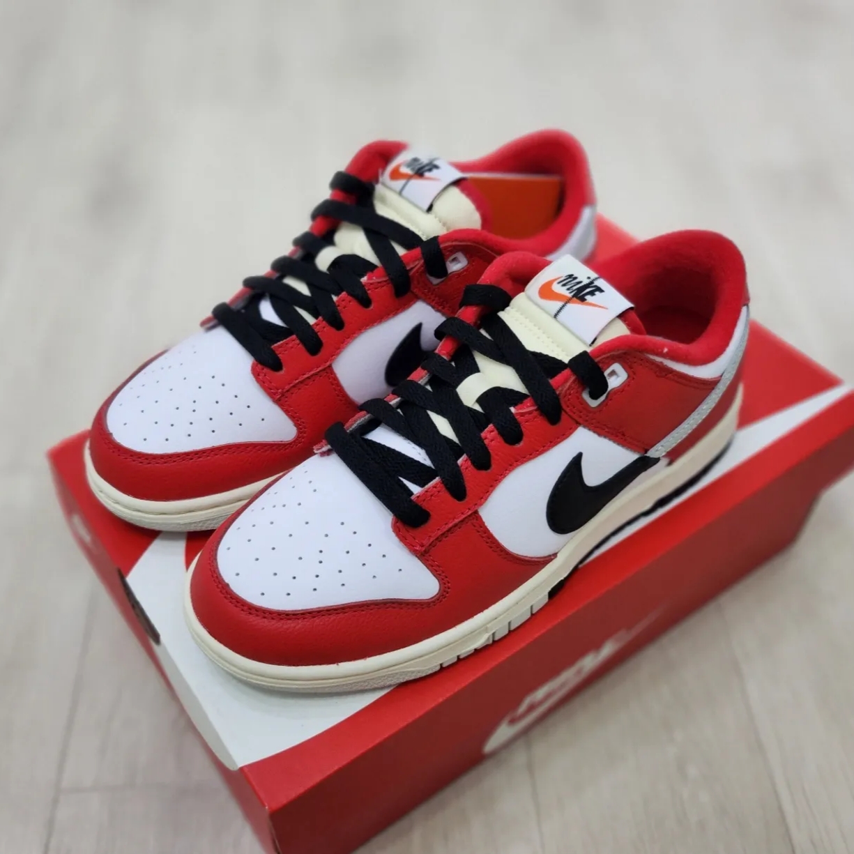 Nike Dunk Low Retro PRM University Red Black 착용 스타일 - 2
