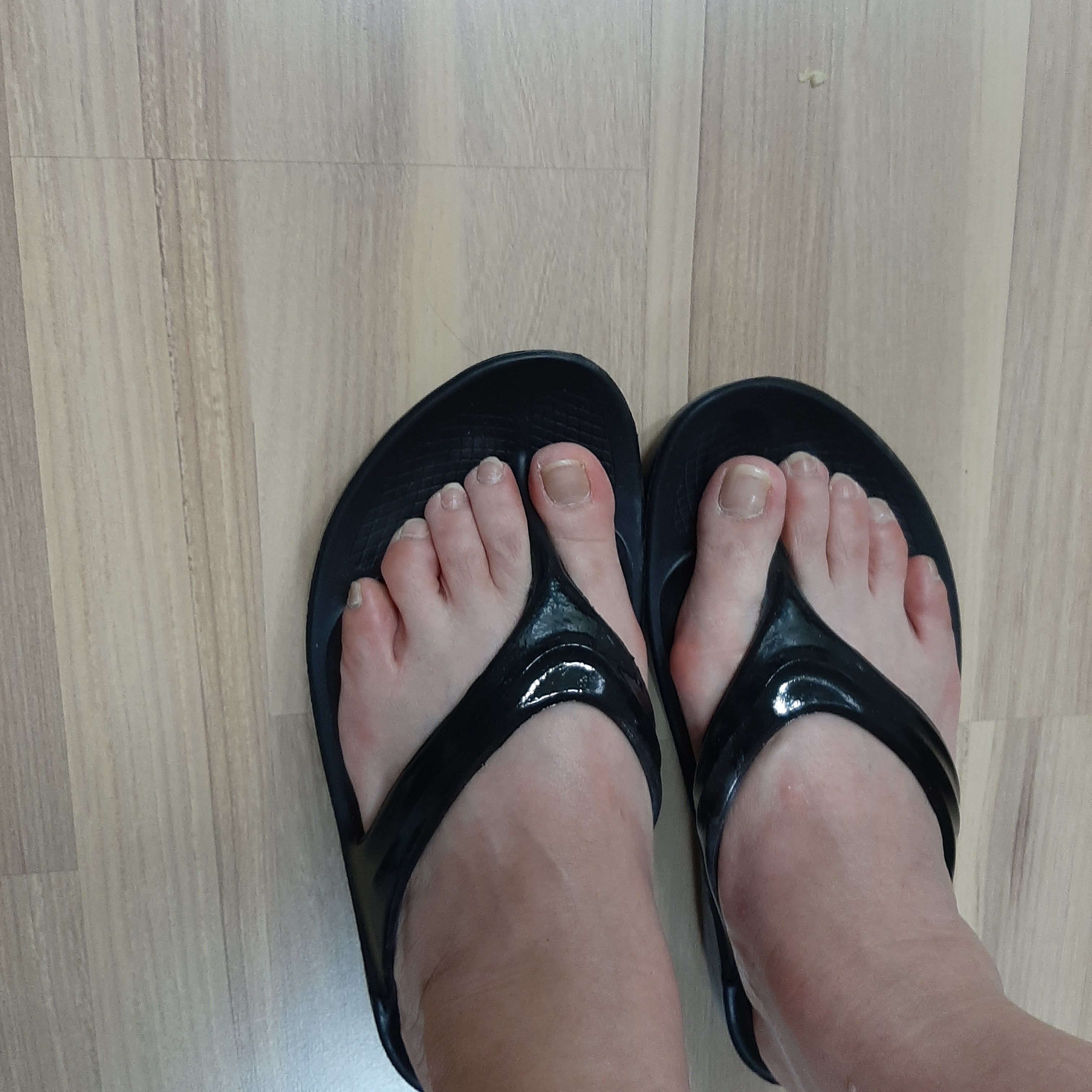 (W) Oofos OOlala Black 착용 스타일