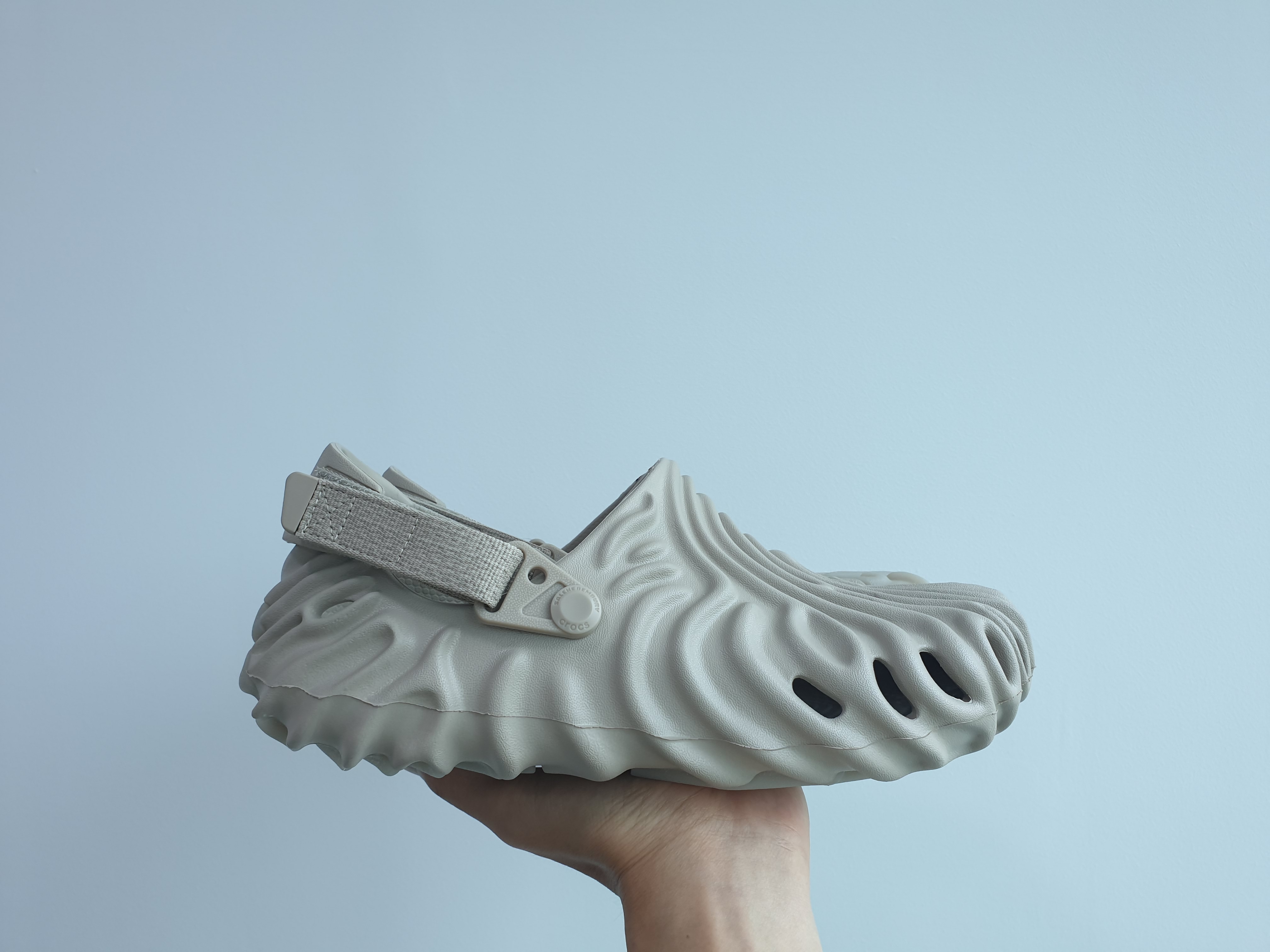 Crocs x Salehe Bembury Pollex Clog Horchata 착용 스타일 - 3