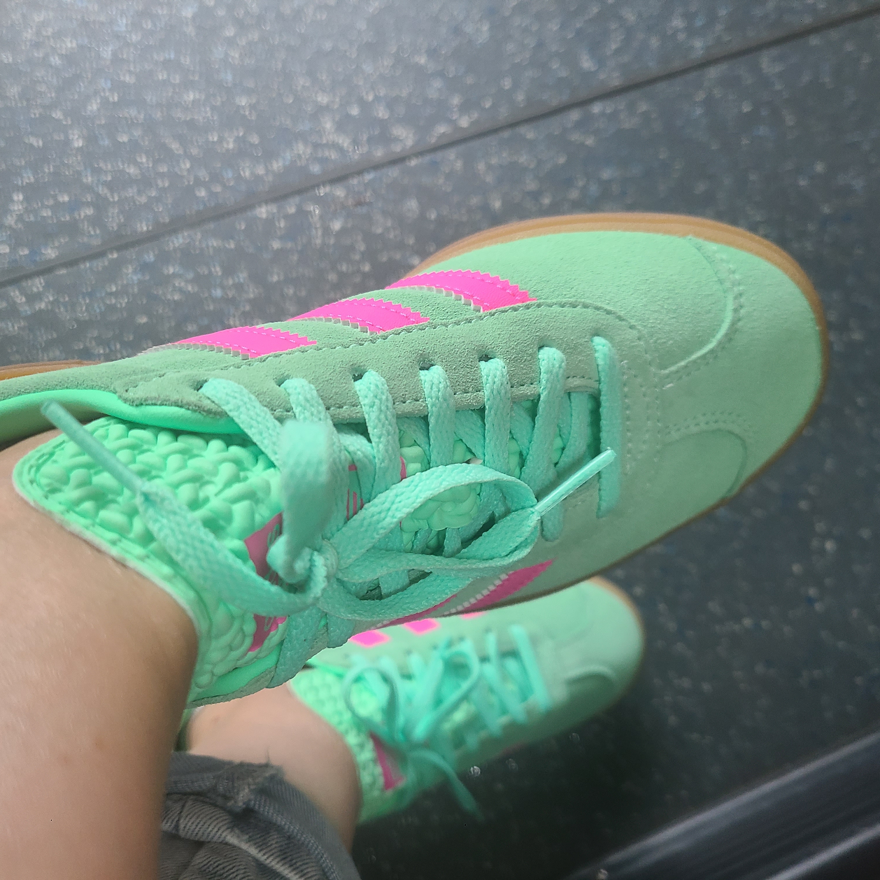 (W) Adidas Gazelle Bold Pulse Mint Pink 착용 스타일