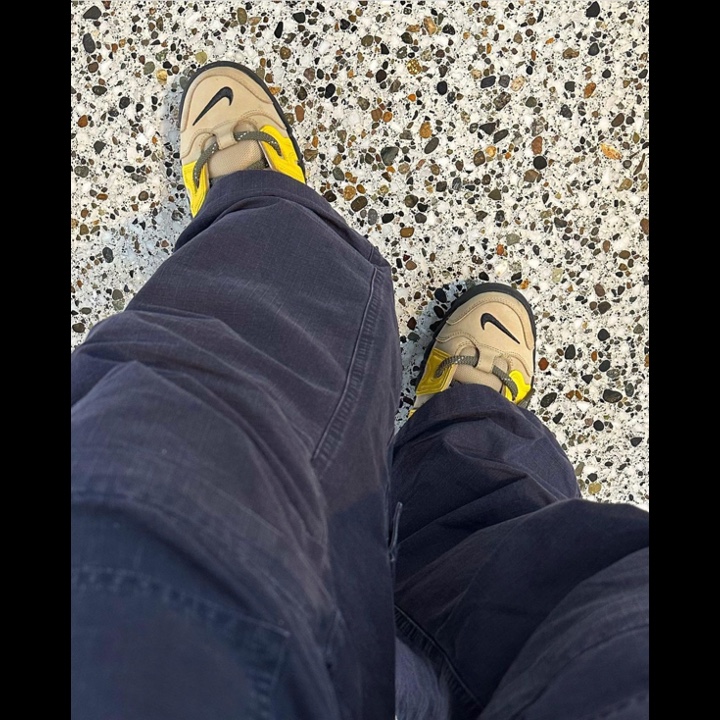 Nike x Ambush Air More Uptempo Low Vivid Sulfur and Limestone 착용 스타일 - 2