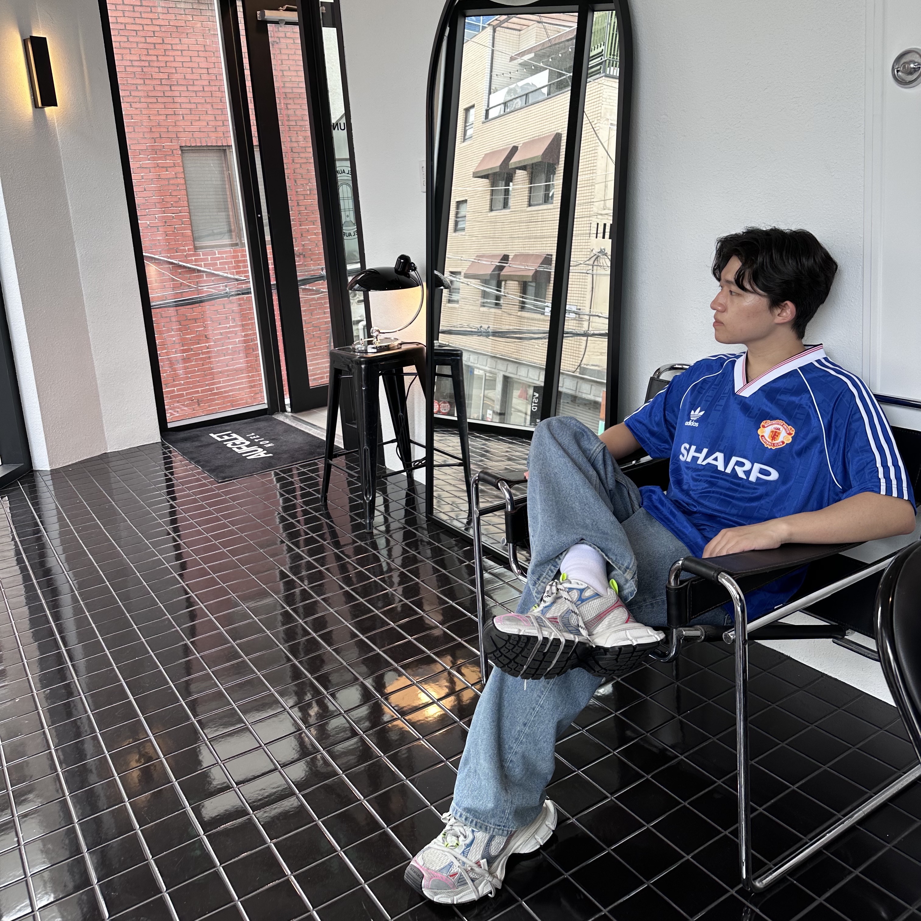 Balenciaga 3XL Sneakers White Red Blue, Adidas Manchester United 1988/90 Jersey Collegiate Royal - US Sizing 착용 스타일