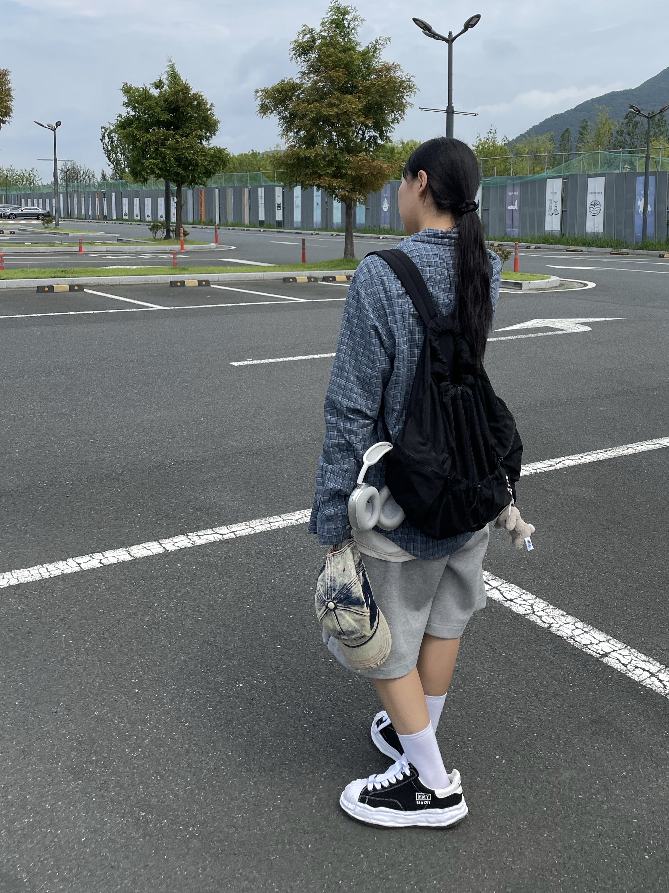 Diesel C-Seymon Treated Denim Baseball Cap Blue White, Maison Mihara Yasuhiro Blakey OG Sole Canvas Low-top Sneakers Black White 착용 스타일 - 2