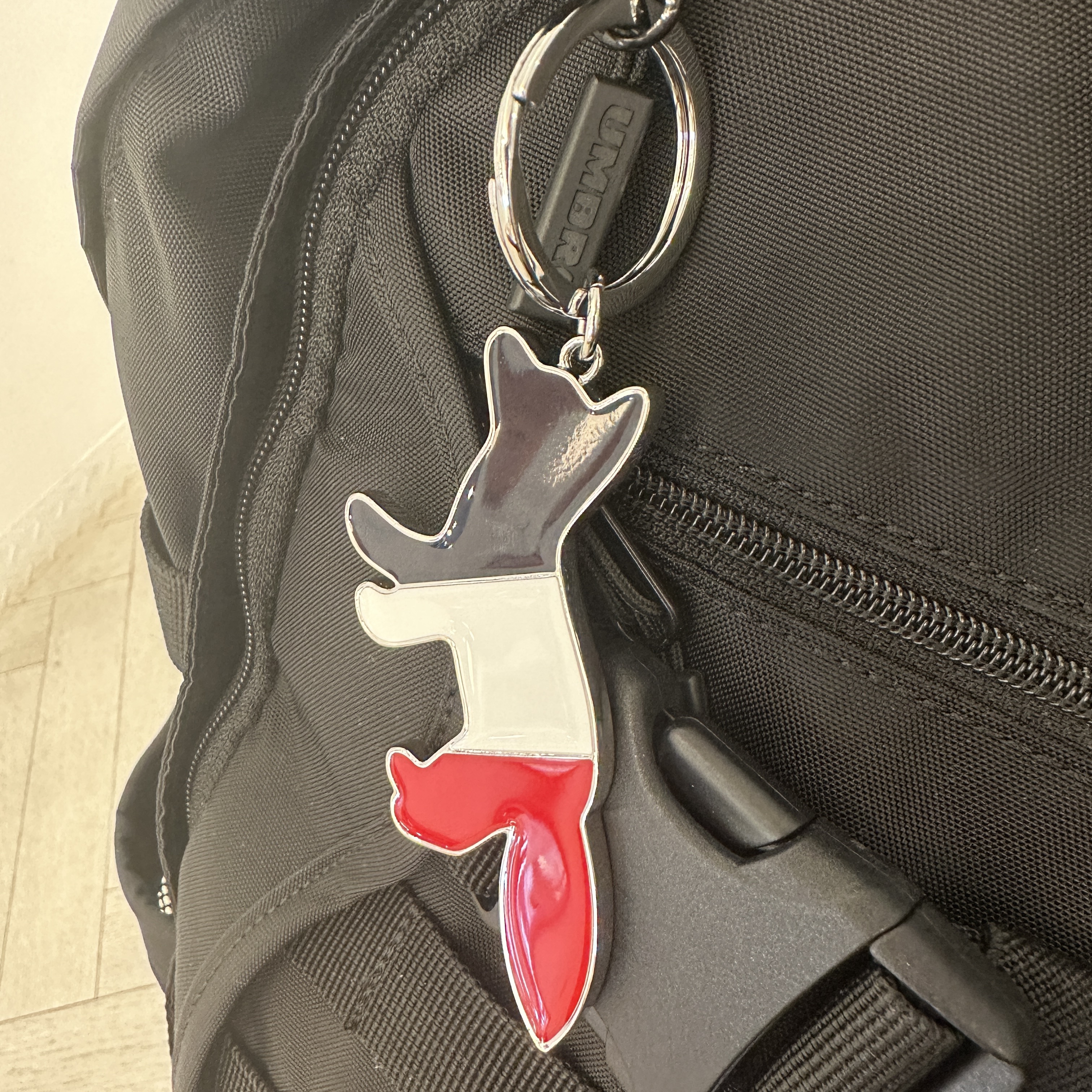 Maison Kitsune Tricolor Fox Metal Keyring Multicolor 착용 스타일