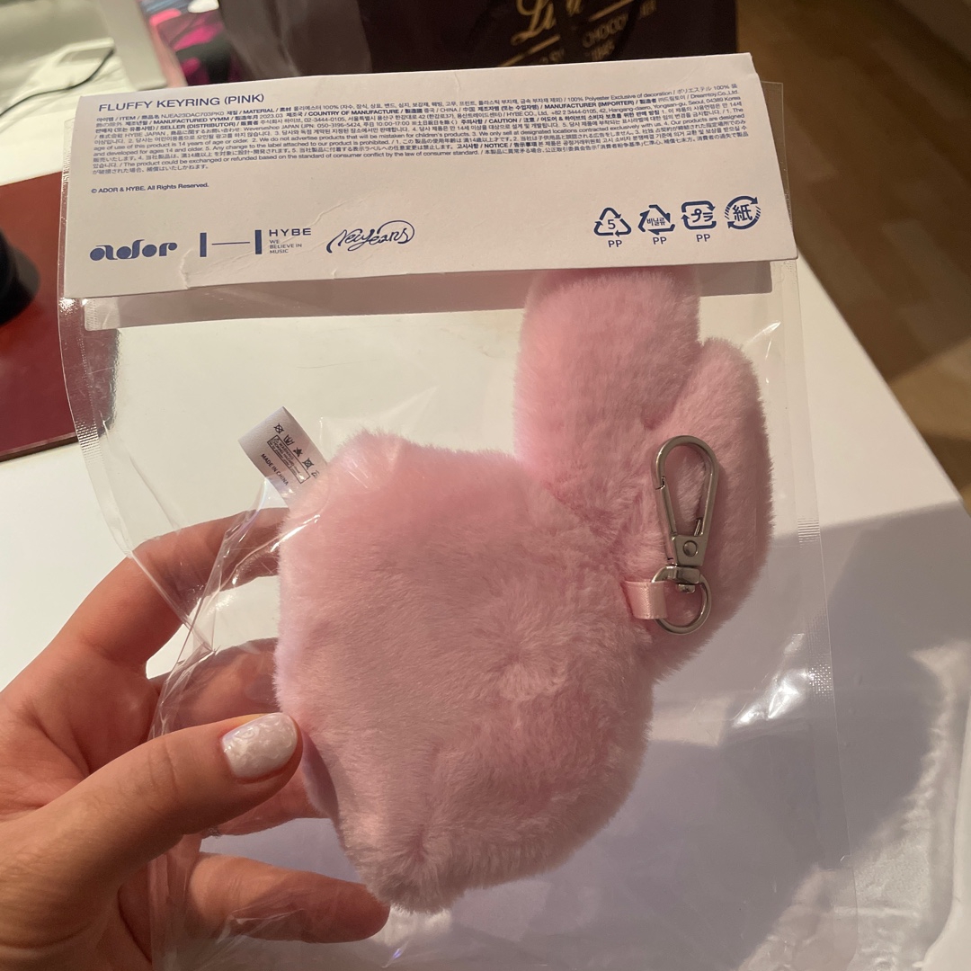 NewJeans Tokki Merchandise Fluffy Keyring Pink 착용 스타일 - 2