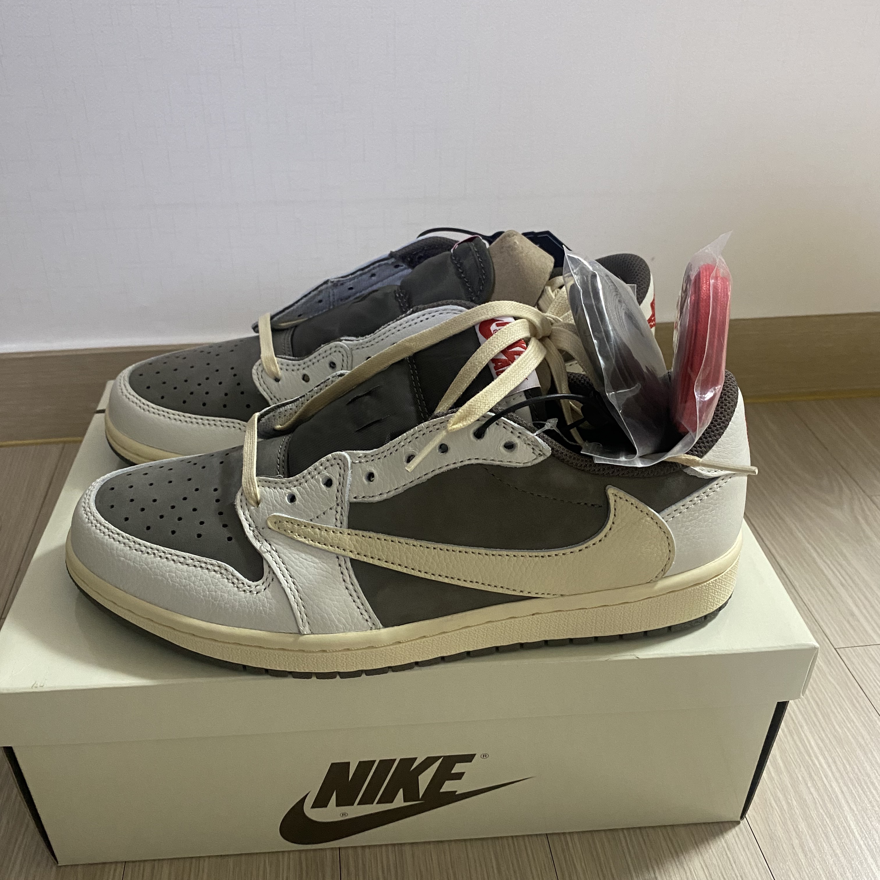 Jordan 1 x Travis Scott Retro Low OG SP Sail and Ridgerock 착용 스타일 - 3