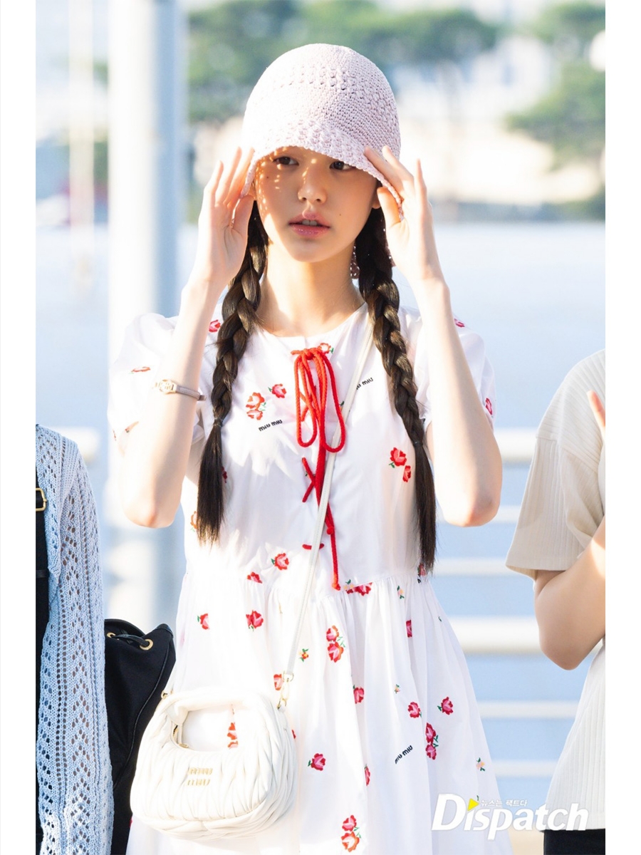 Miu Miu Wander Matelasse Nappa Leather Mini Hobo Bag White 착용 스타일