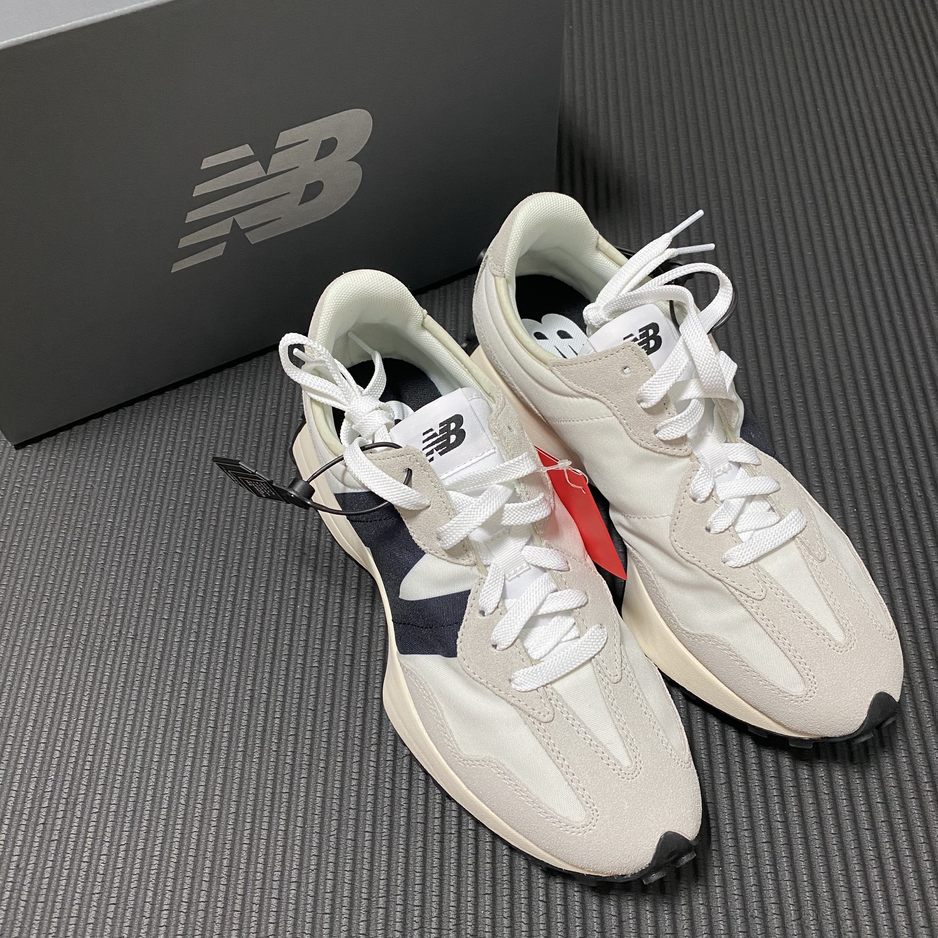 New Balance 327 White Black 착용 스타일 - 1