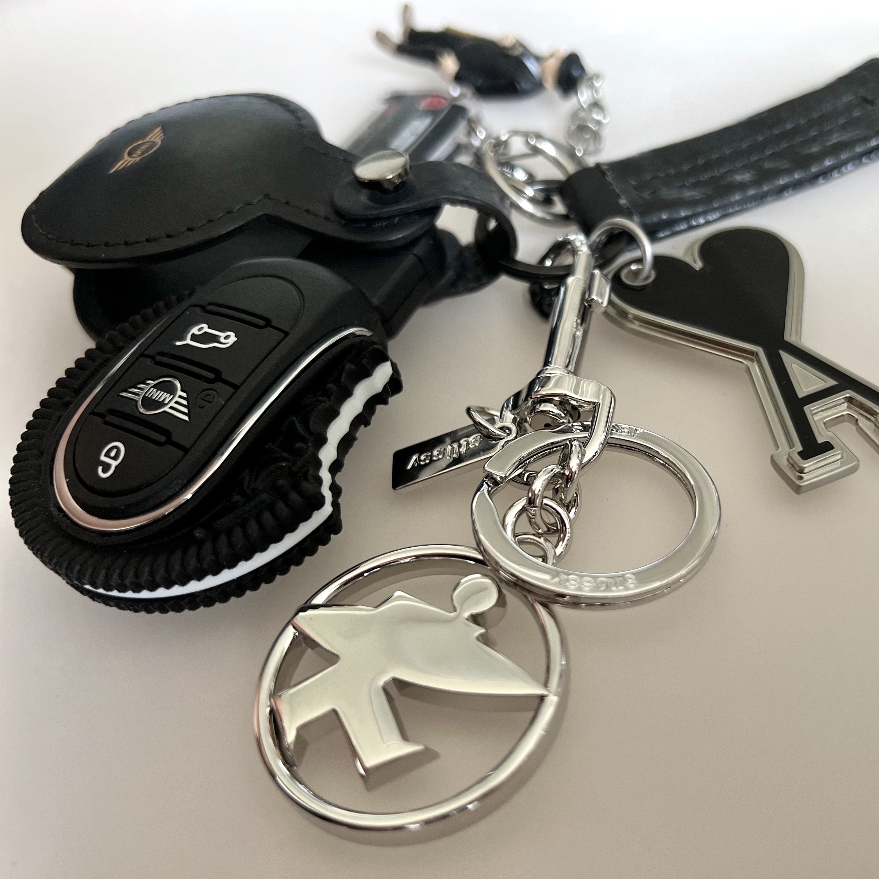 Stussy Surfman Keychain Silver 착용 스타일 - 4