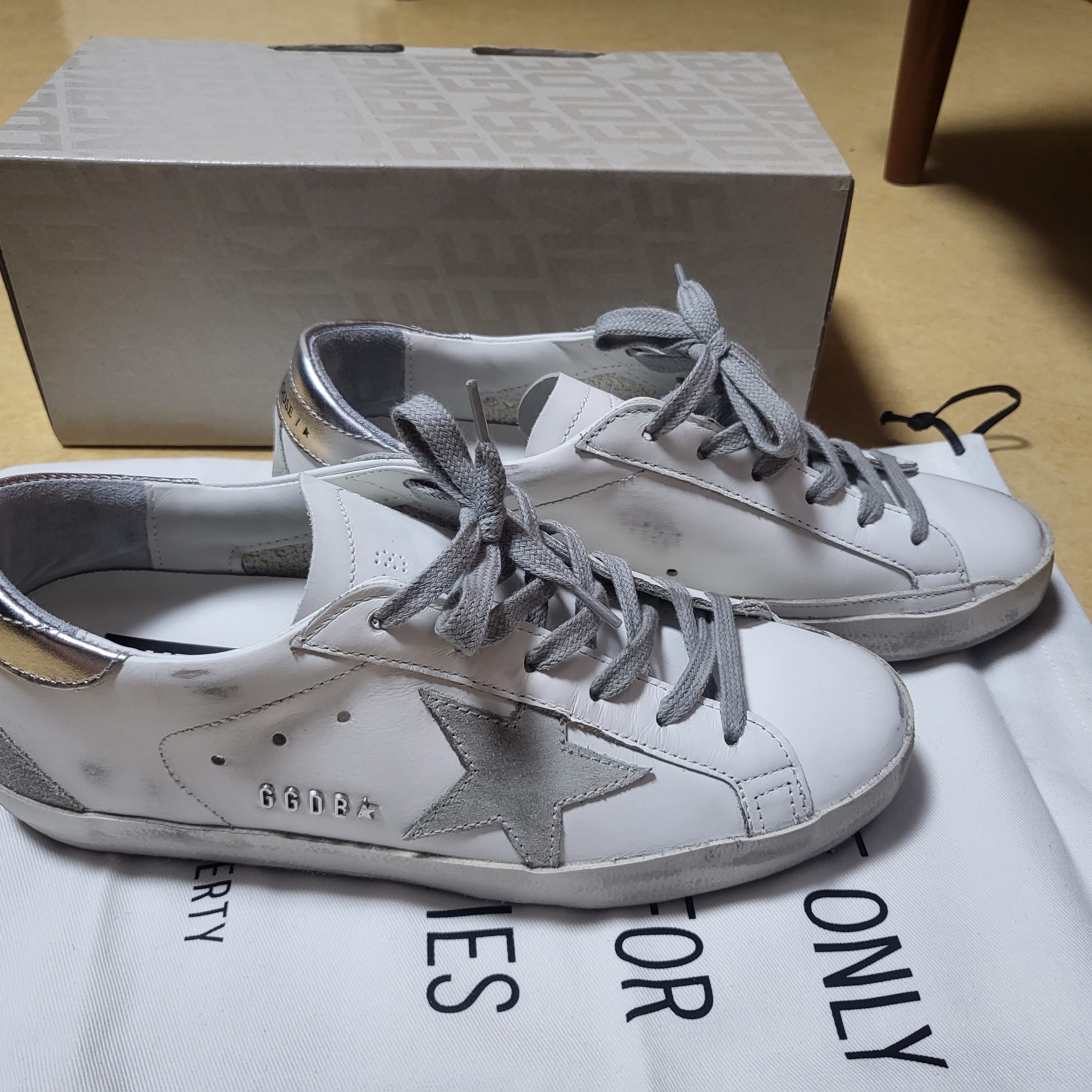 (W) Golden Goose Superstar White Silver Heel Tab Sneakers 착용 스타일 - 1