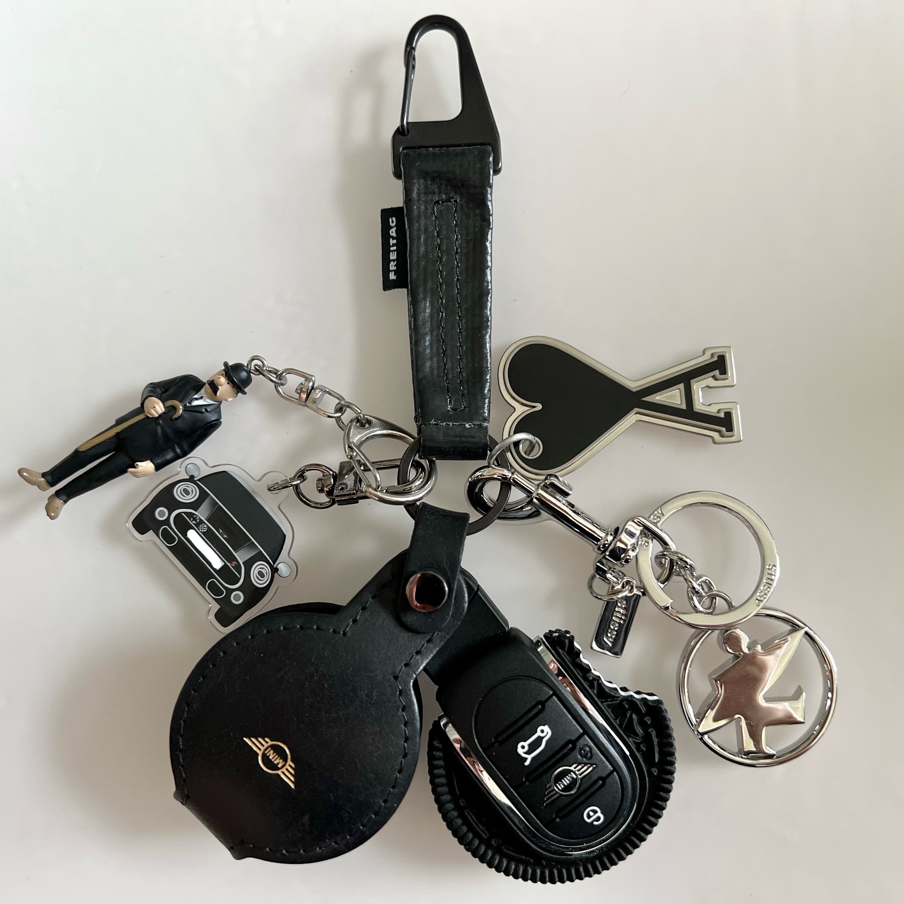 Stussy Surfman Keychain Silver 착용 스타일 - 2