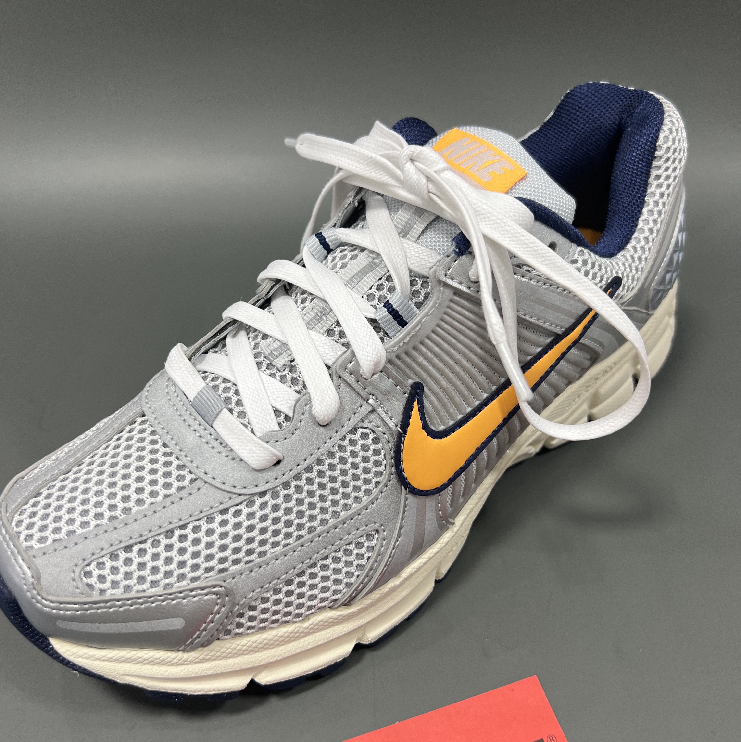 Nike Zoom Vomero 5 Pure Platinum and Laser Orange 착용 스타일 - 1