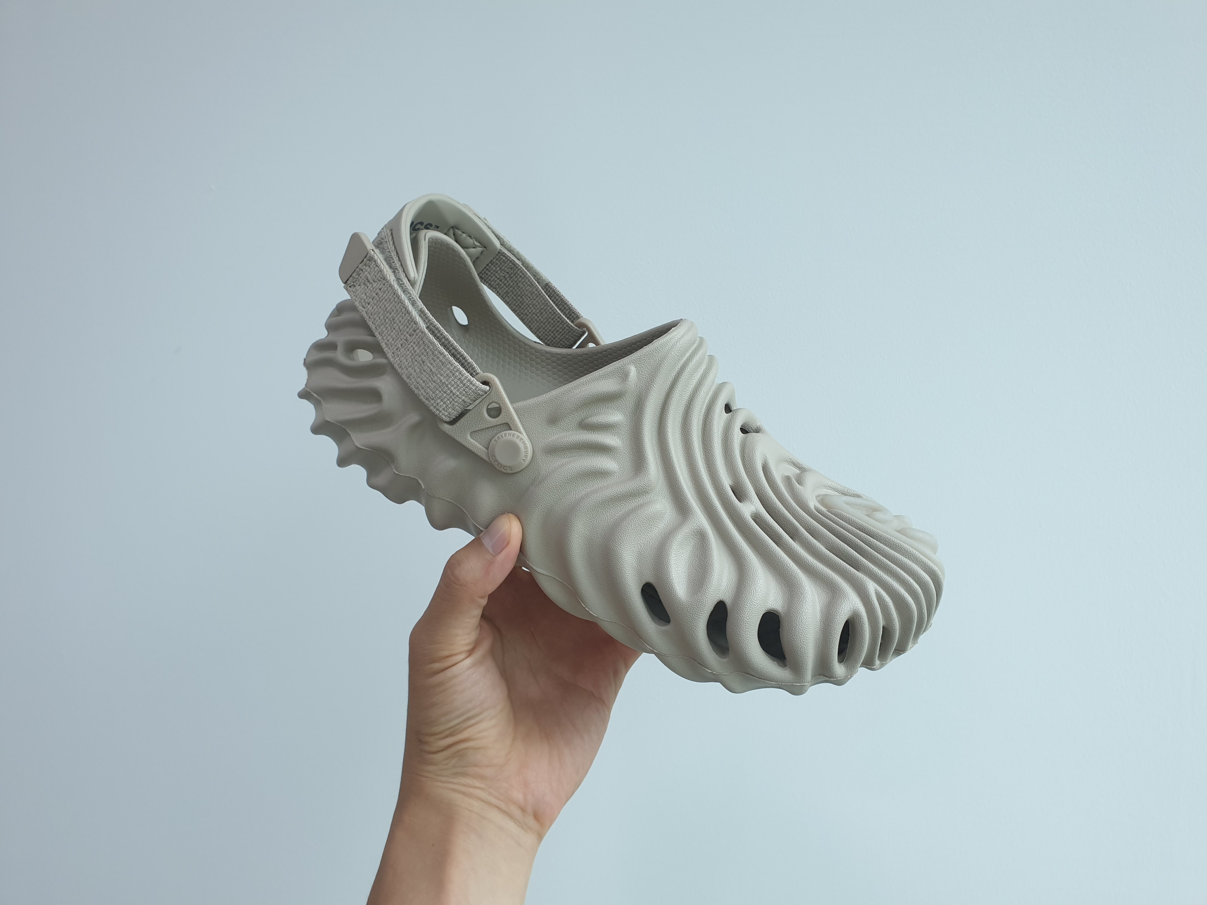 Crocs x Salehe Bembury Pollex Clog Horchata 착용 스타일 - 2