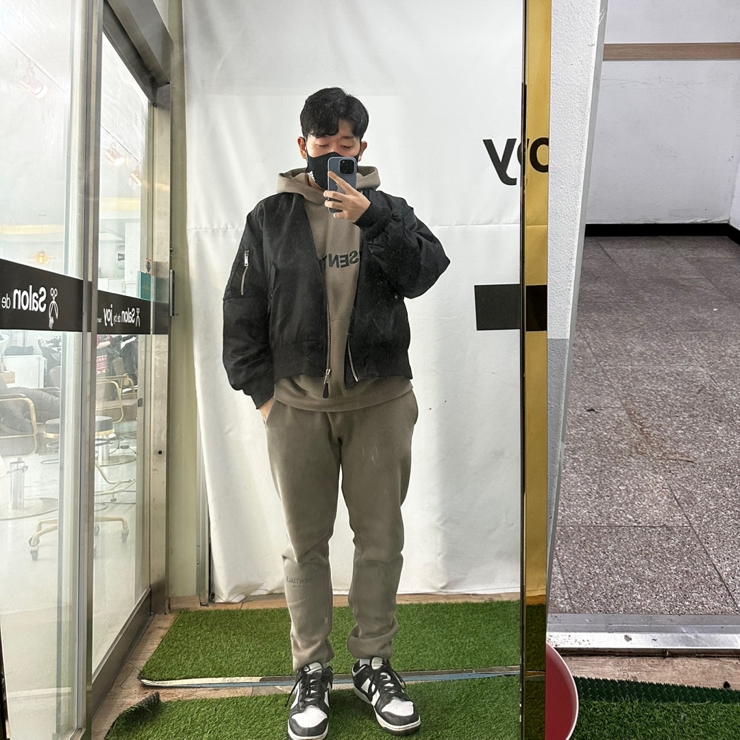 Essentials Sweatpants Taupe - 20FW 착용 스타일