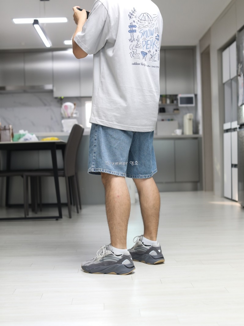Adidas Yeezy Boost 700 V2 Tephra 2023 착용 스타일 - 2