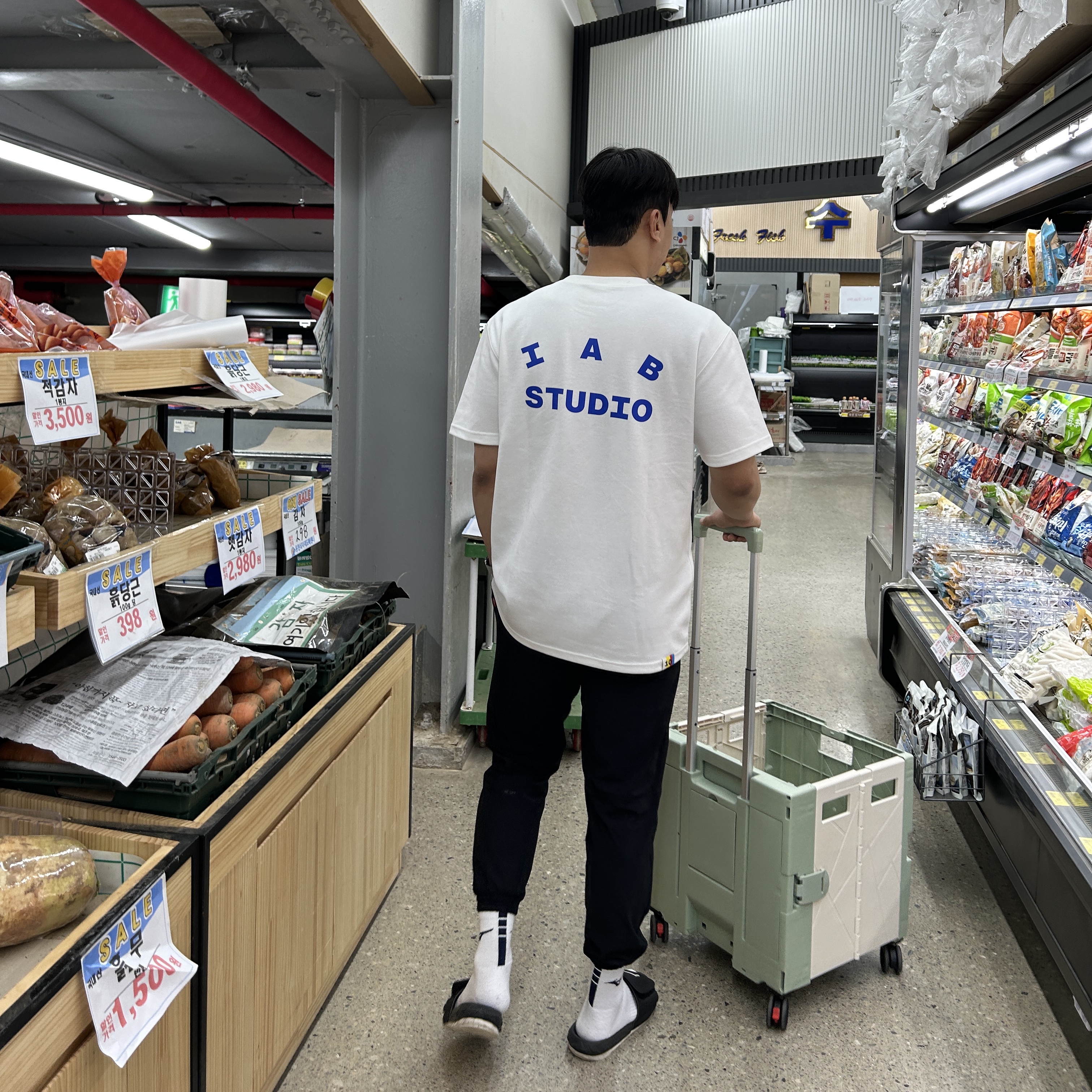 IAB Studio 10th Anniversary T-Shirt White 착용 스타일 - 1