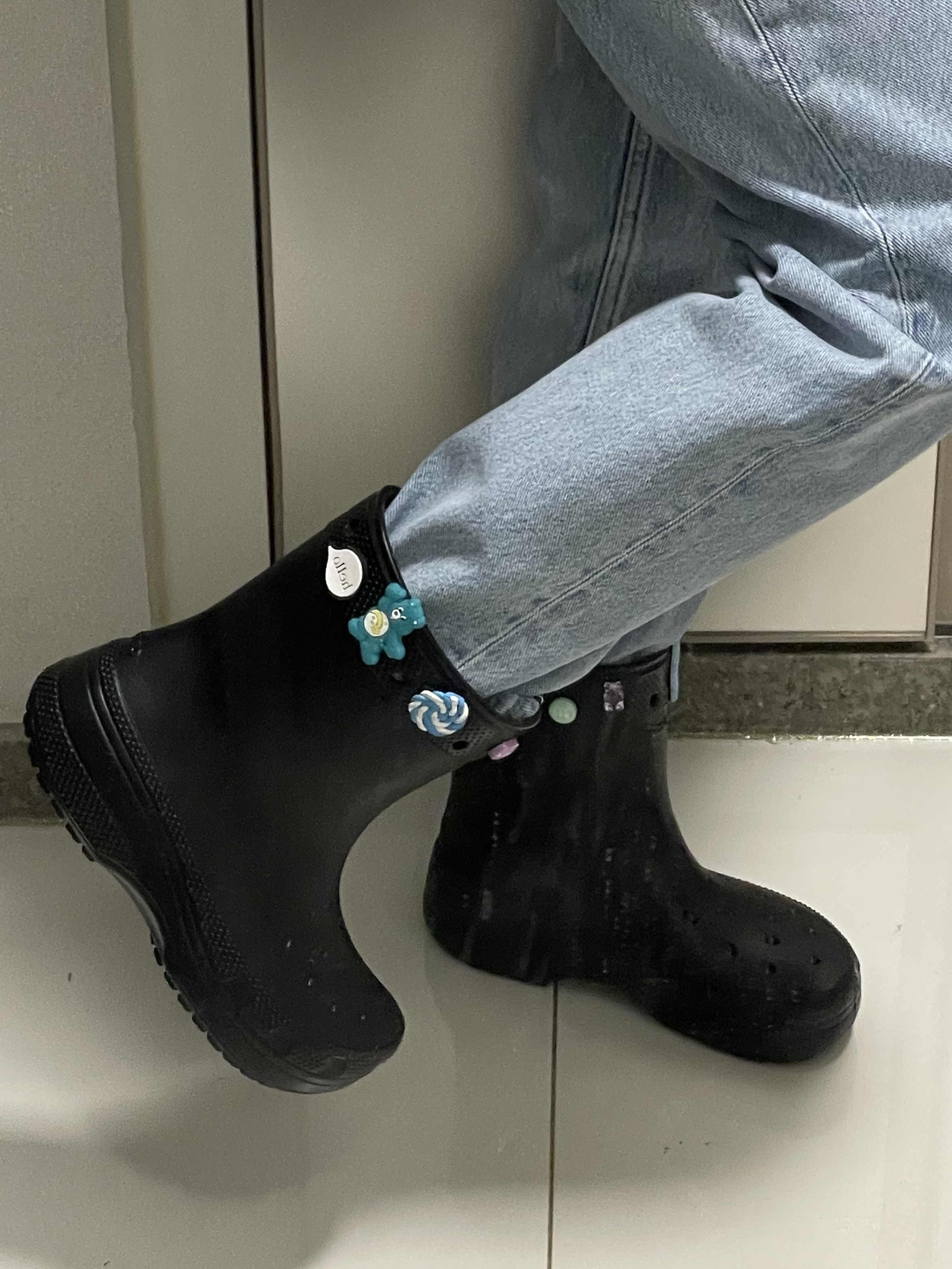 Crocs Classic Rain Boots Black, Birkenstock Boston Soft Footbed Taupe - Regular 착용 스타일 - 3