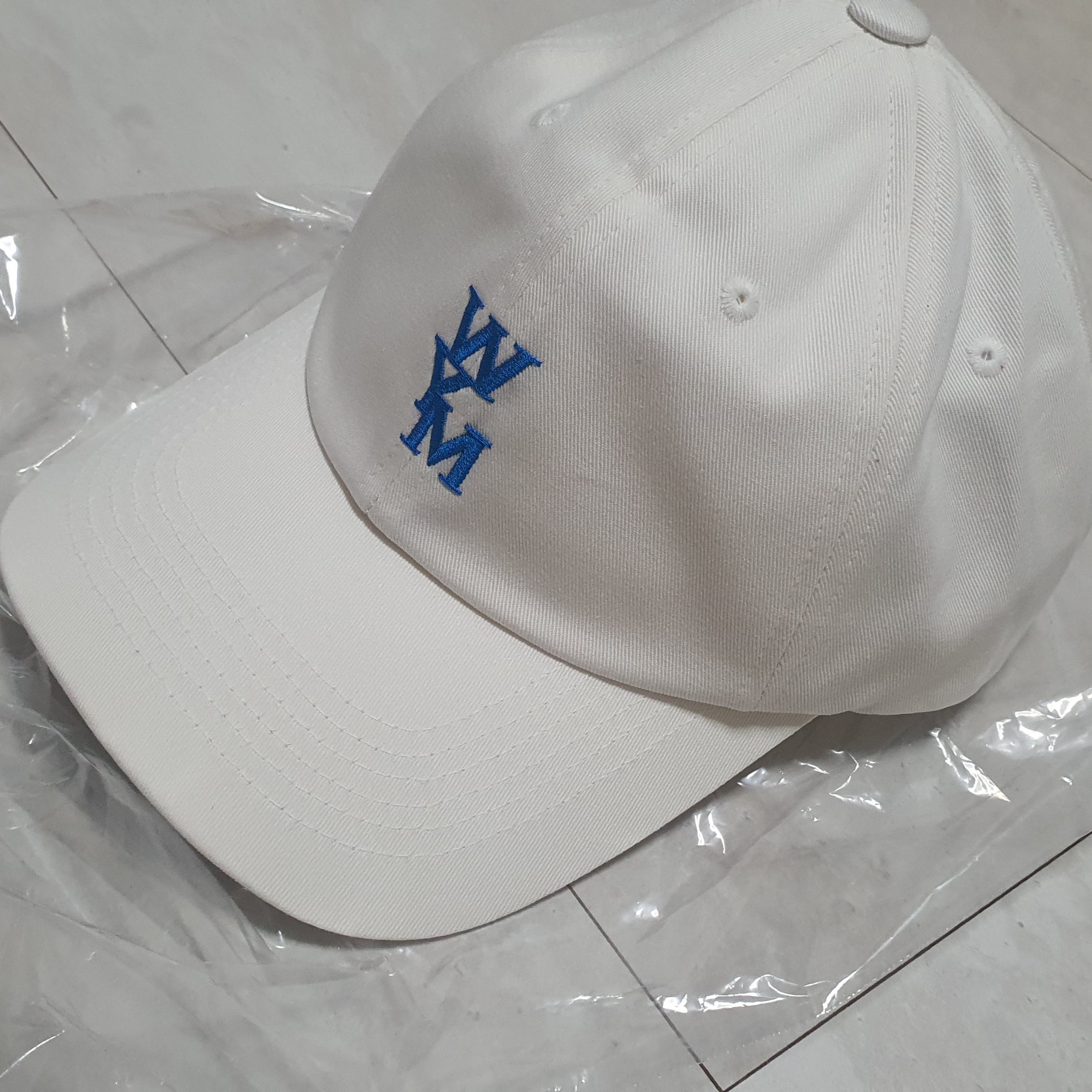 Wooyoungmi Logo Ball Cap White - 23SS 착용 스타일 - 1