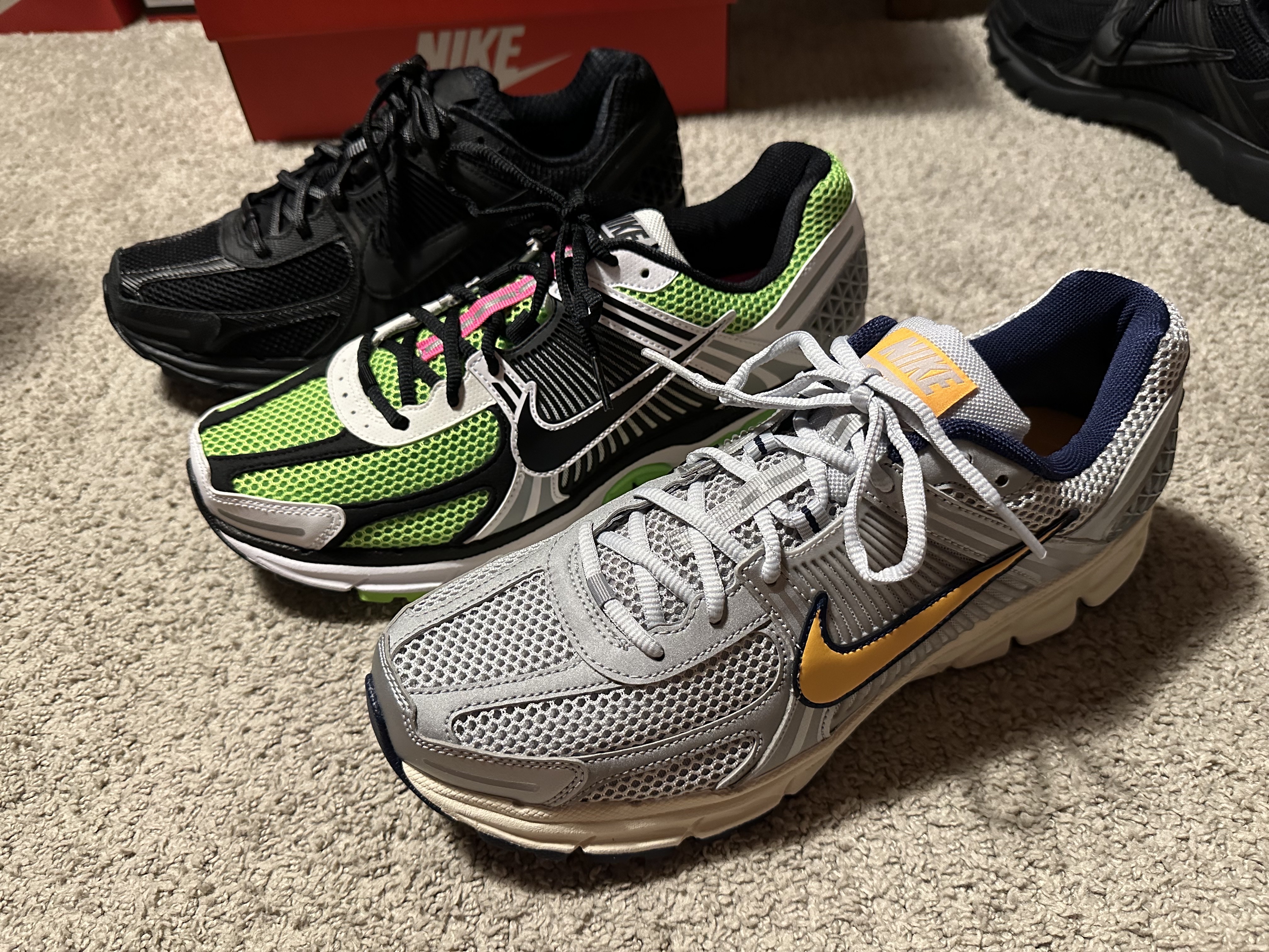 Nike Zoom Vomero 5 Pure Platinum and Laser Orange, Nike Zoom Vomero 5 SP Black 착용 스타일 - 2