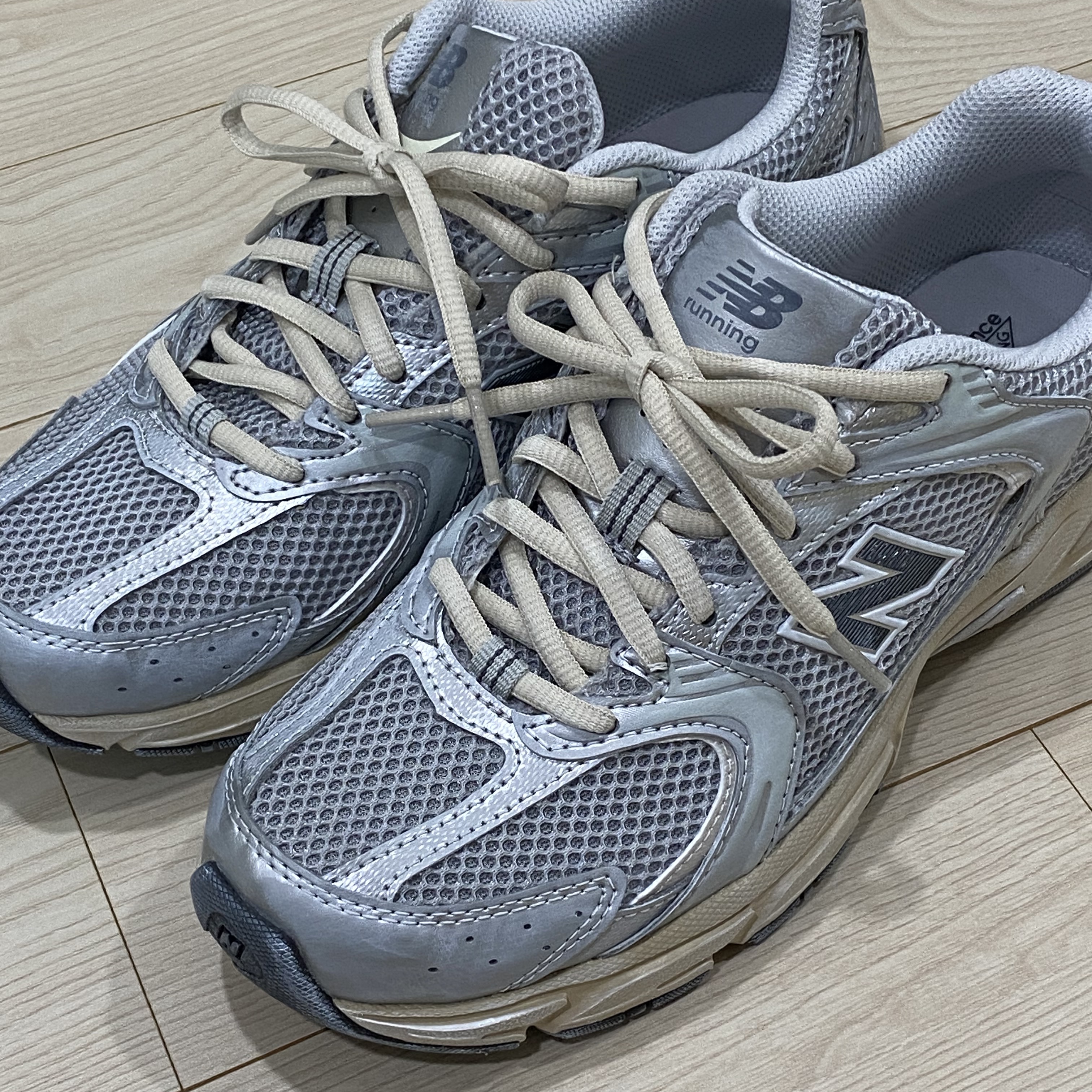 New Balance 530 Vintage Metallic Silver 착용 스타일