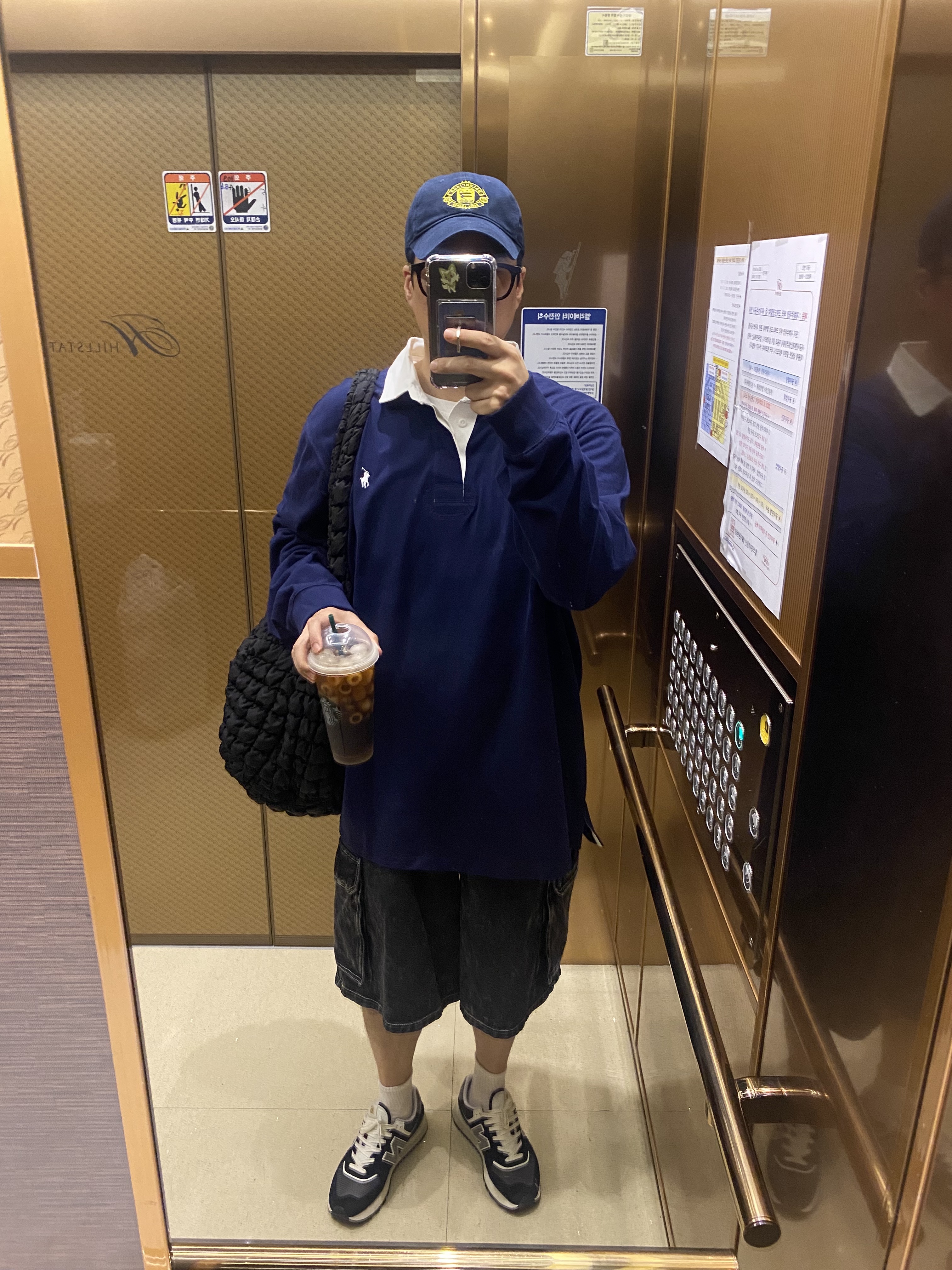 Balenciaga Quest Cap Navy, New Balance 574 Legacy Black 착용 스타일