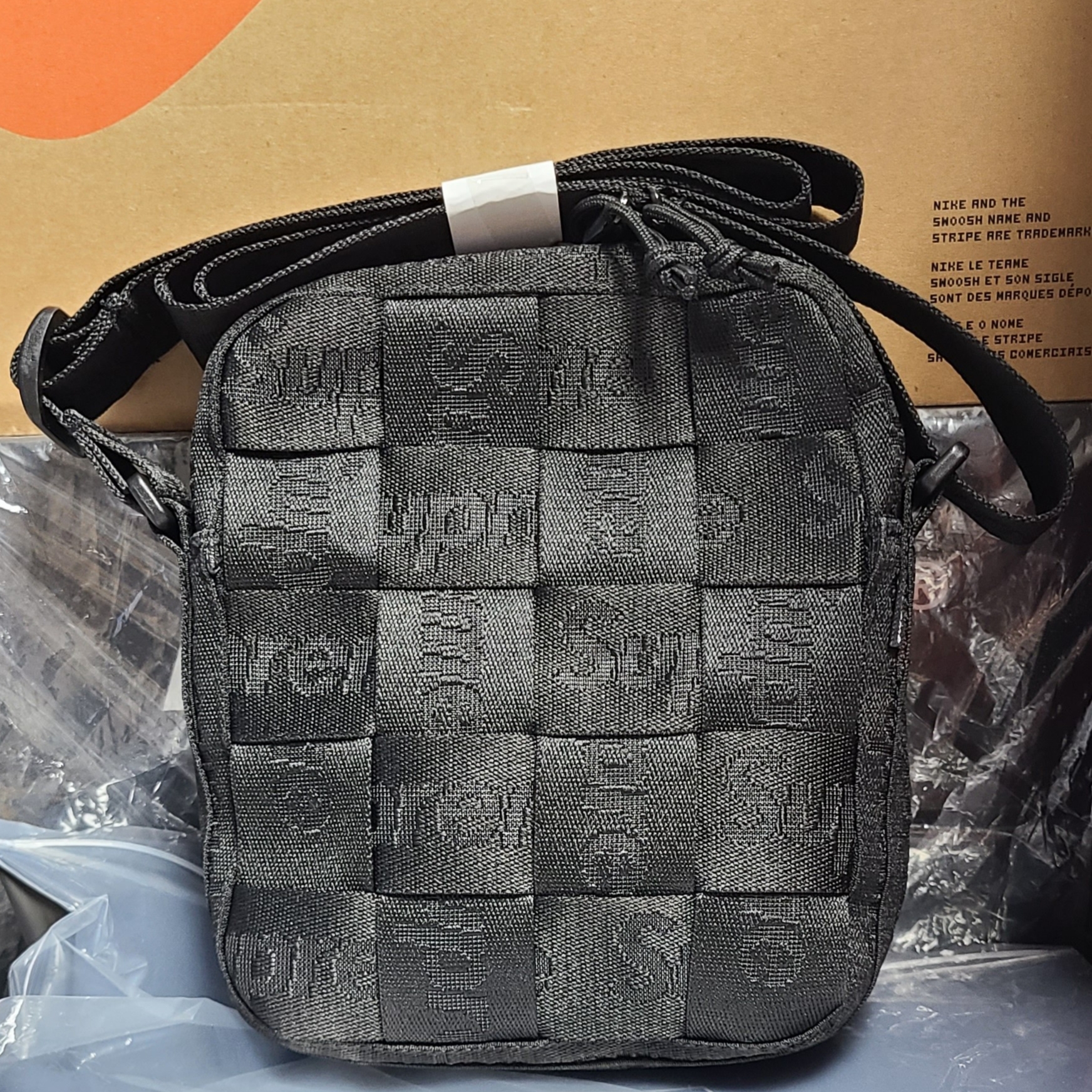 Supreme Woven Shoulder Bag Black - 23SS 착용 스타일 - 1