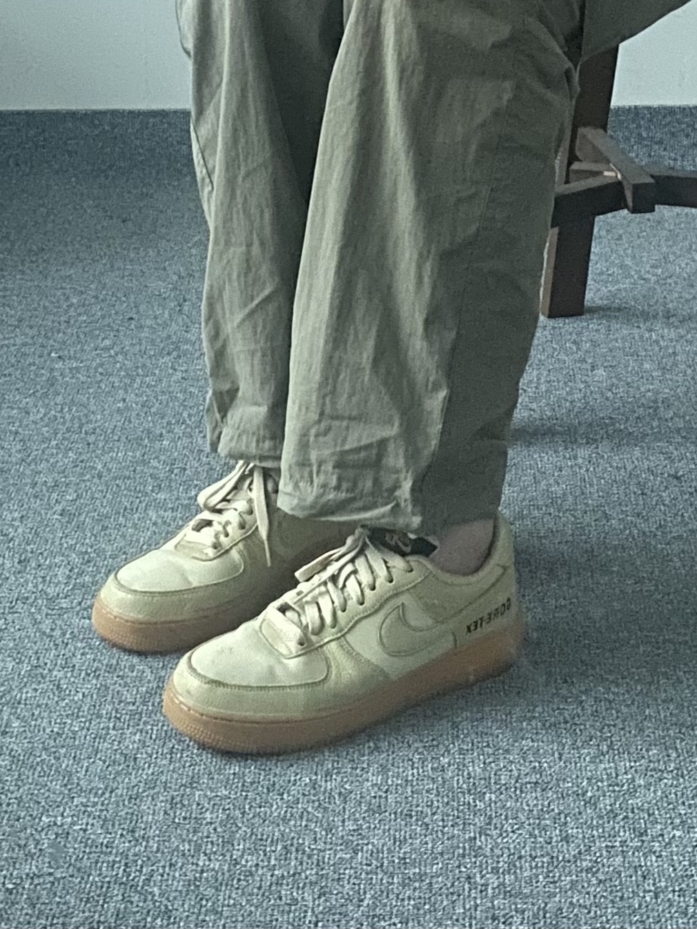 Nike Air Force 1 Low Gore-Tex Team Gold Khaki 착용 스타일 - 2