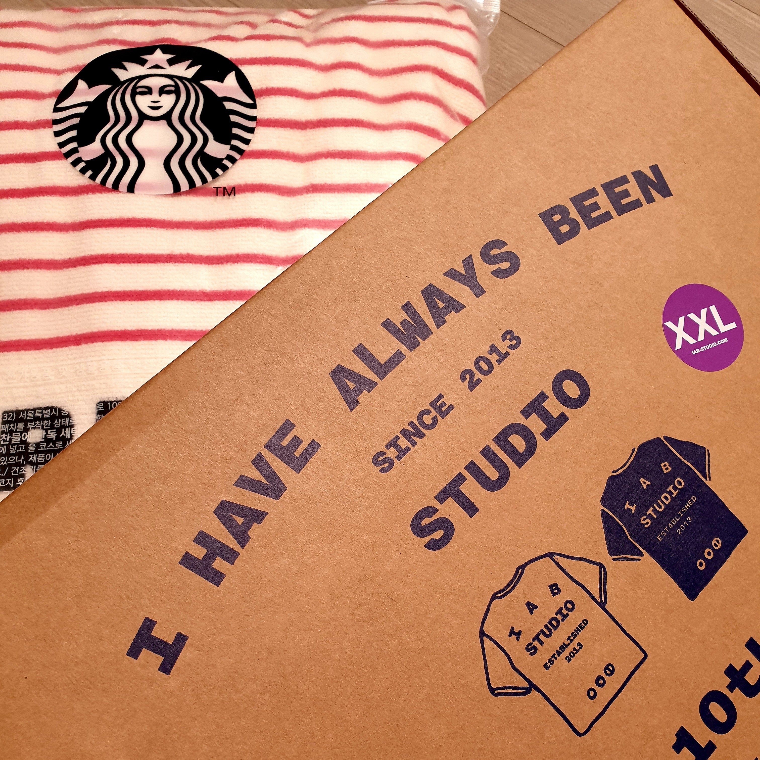 IAB Studio 10th Anniversary T-Shirts Pack White & Black (2 Pack) 착용 스타일