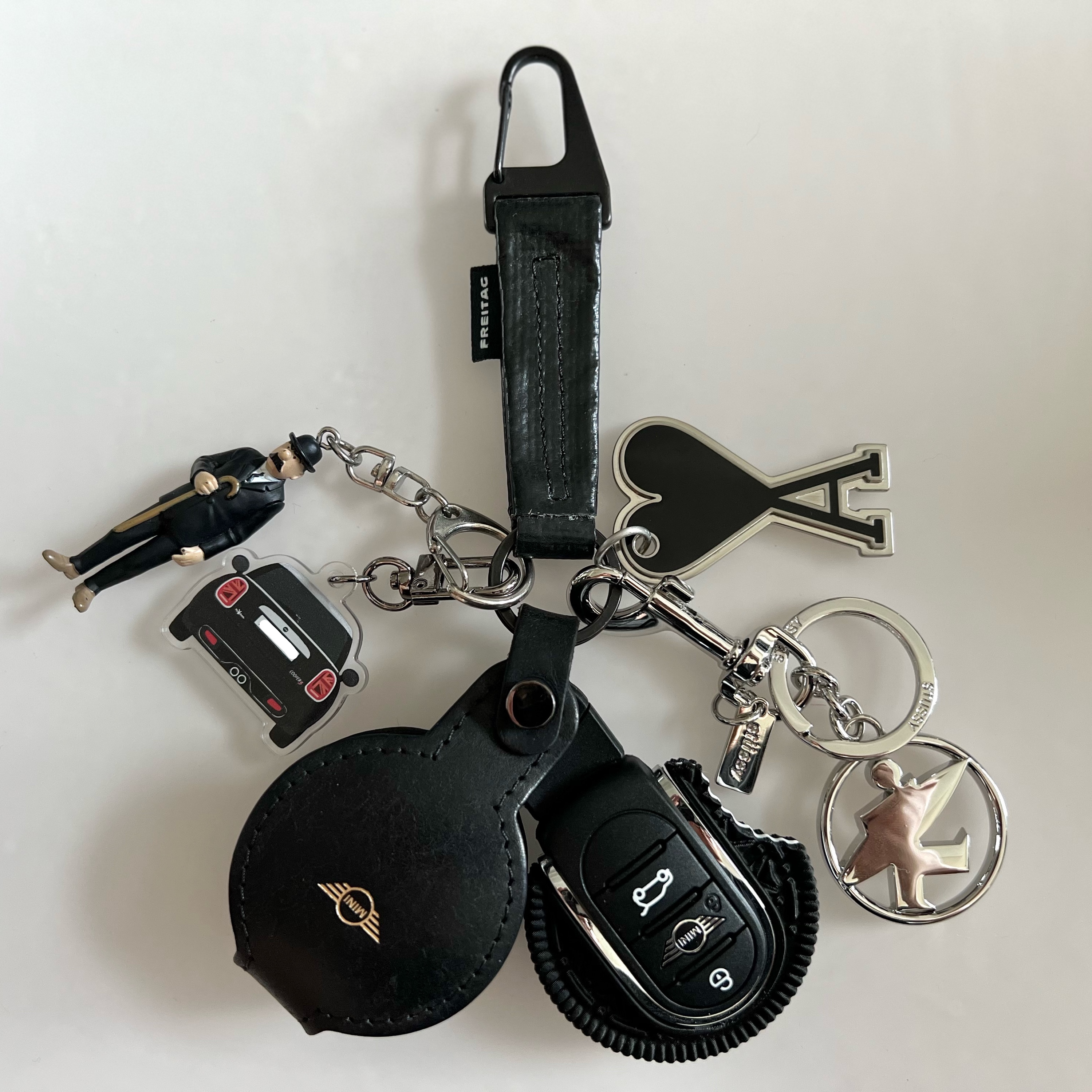 Stussy Surfman Keychain Silver 착용 스타일 - 3